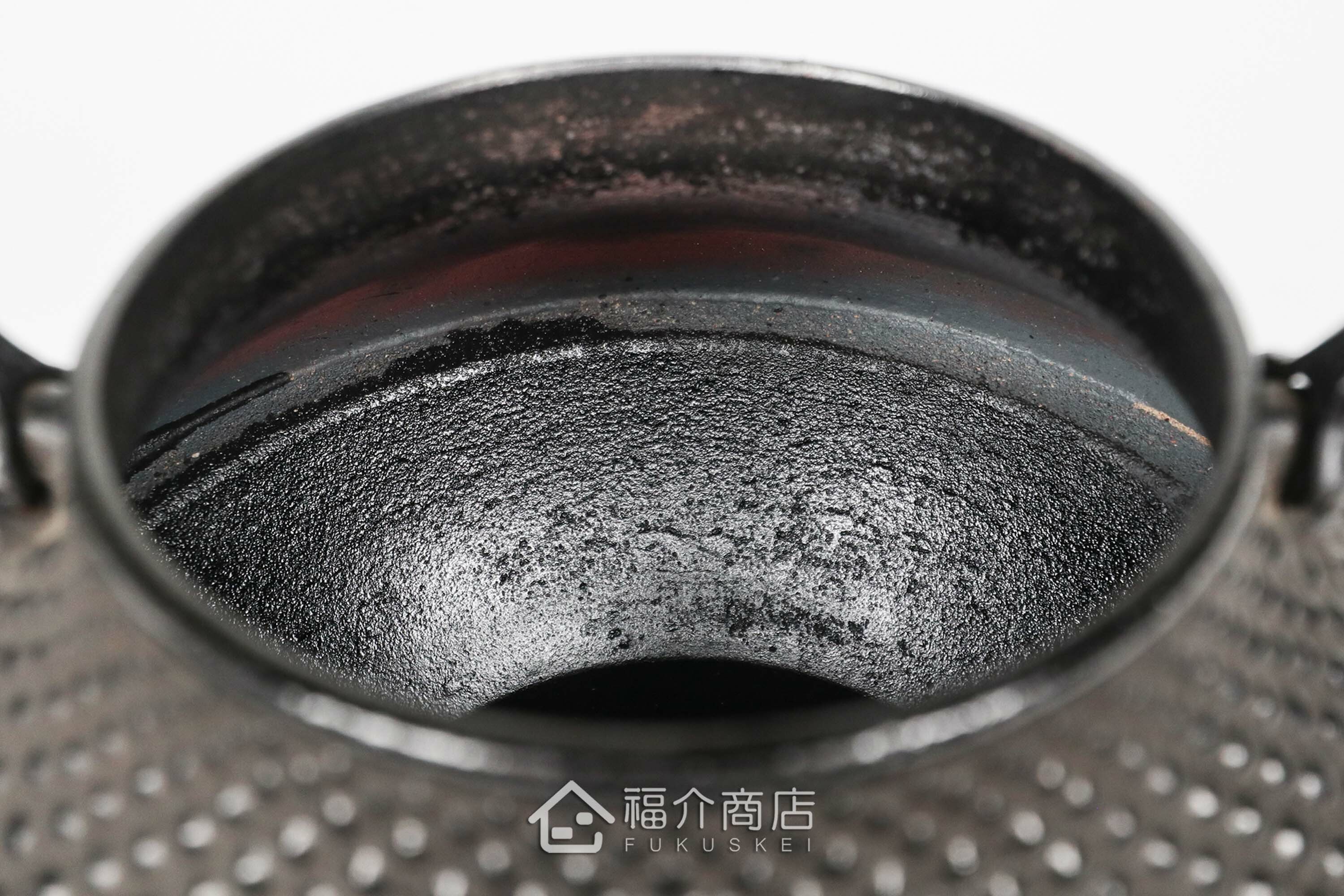 煮水泡茶用的鐵壺，壺身設計成龜甲霰圖紋