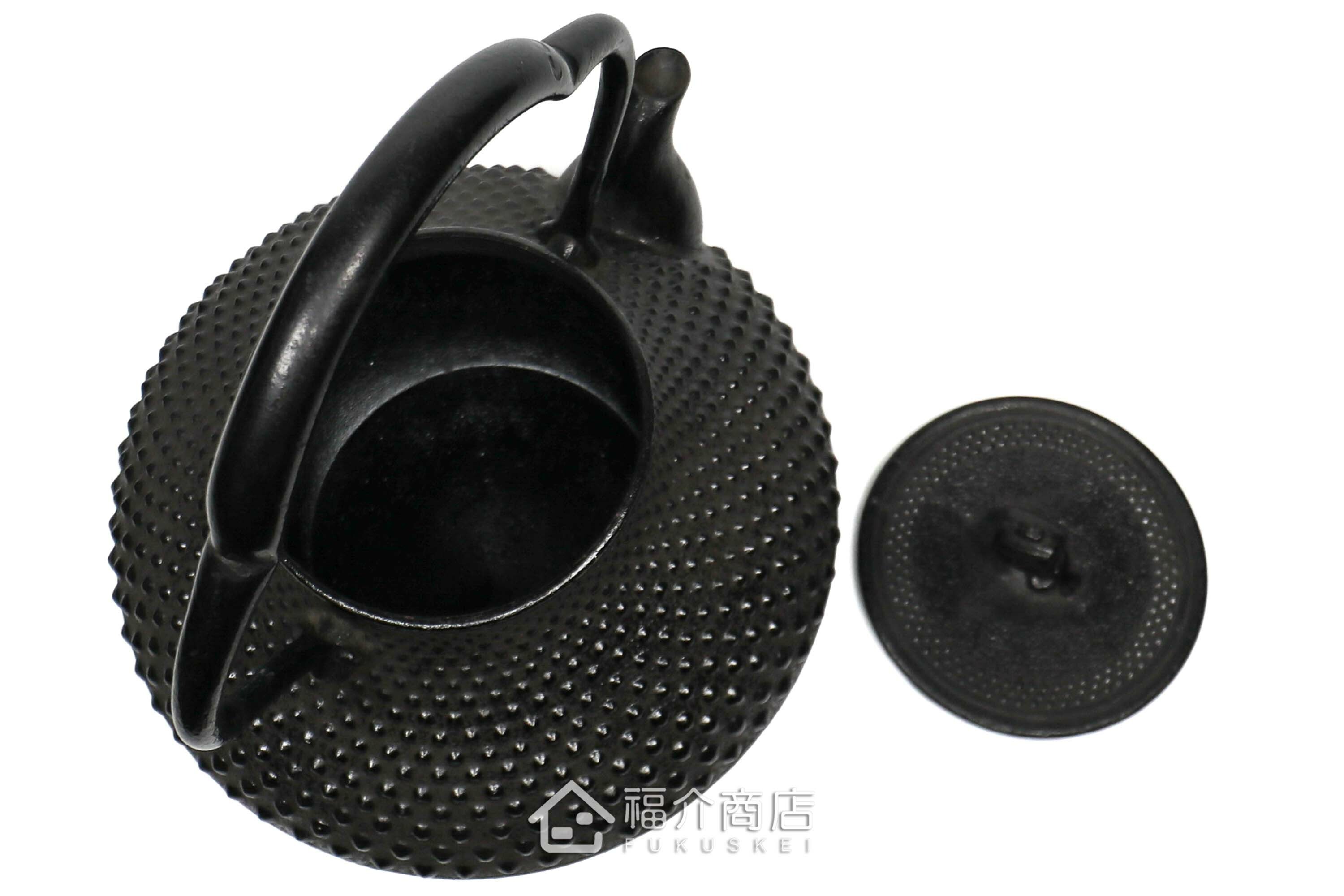 煮水泡茶用的鐵壺，壺身設計成龜甲霰圖紋