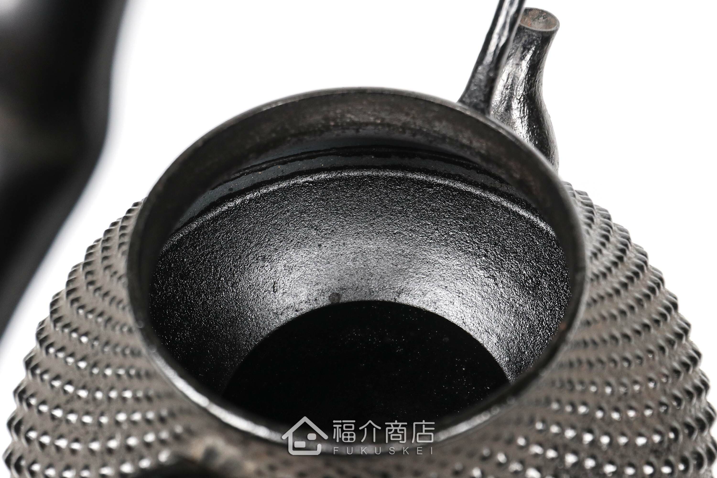 煮水泡茶用的鐵壺，壺身設計成龜甲霰圖紋