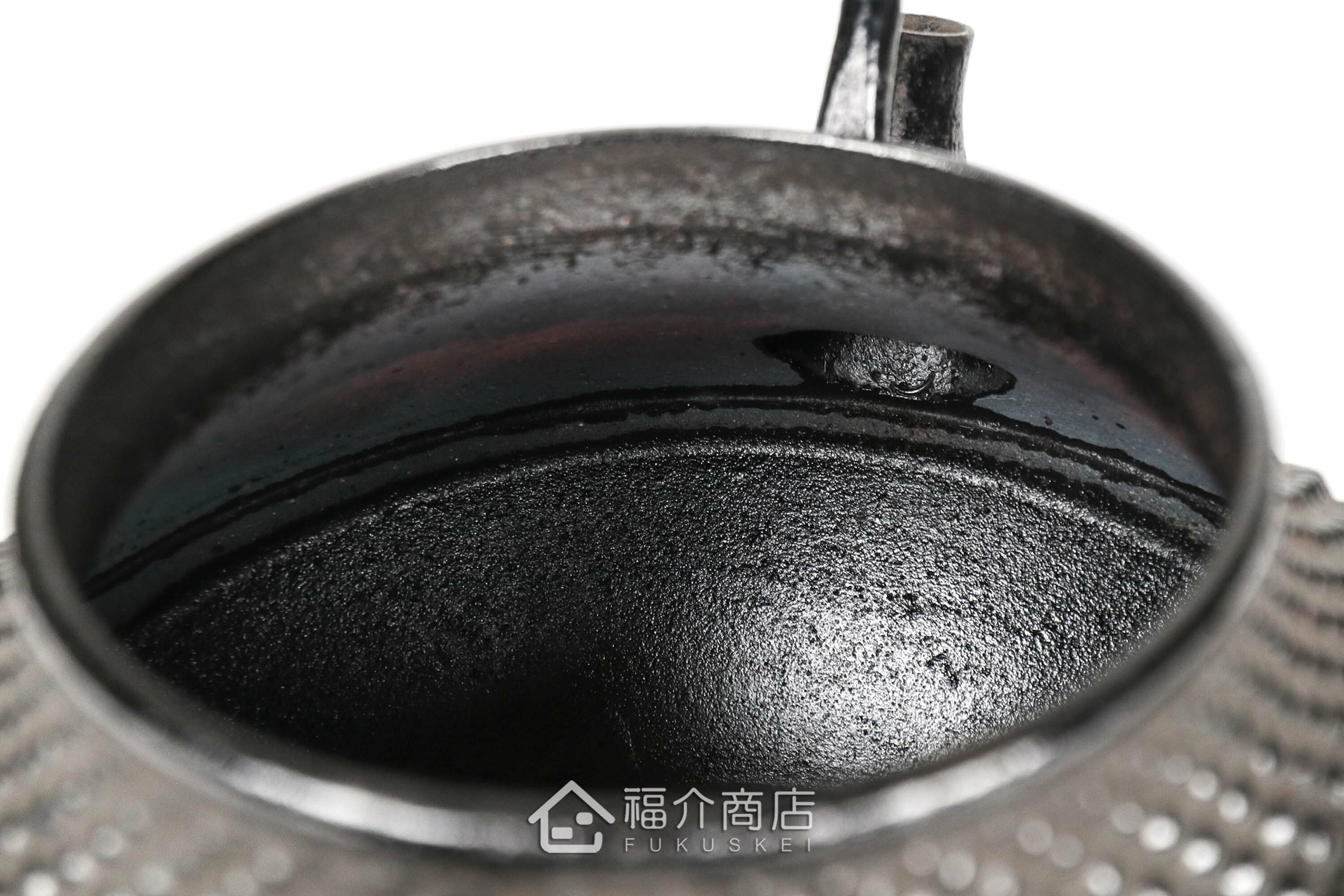 煮水泡茶用的鐵壺，壺身設計成龜甲霰圖紋