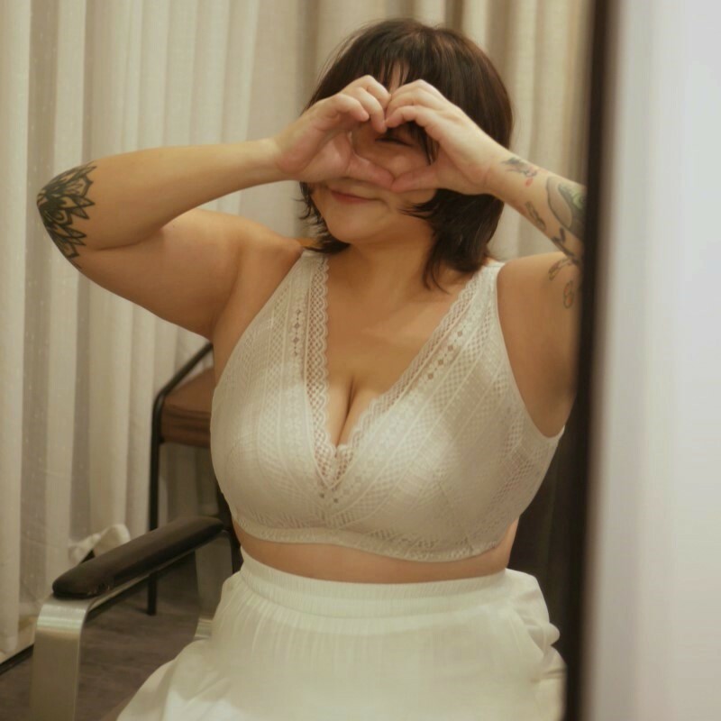 迷人渴望。高顏值包覆極品。張咪分享-V溝渾圓集中大罩杯內衣 E.F.G罩