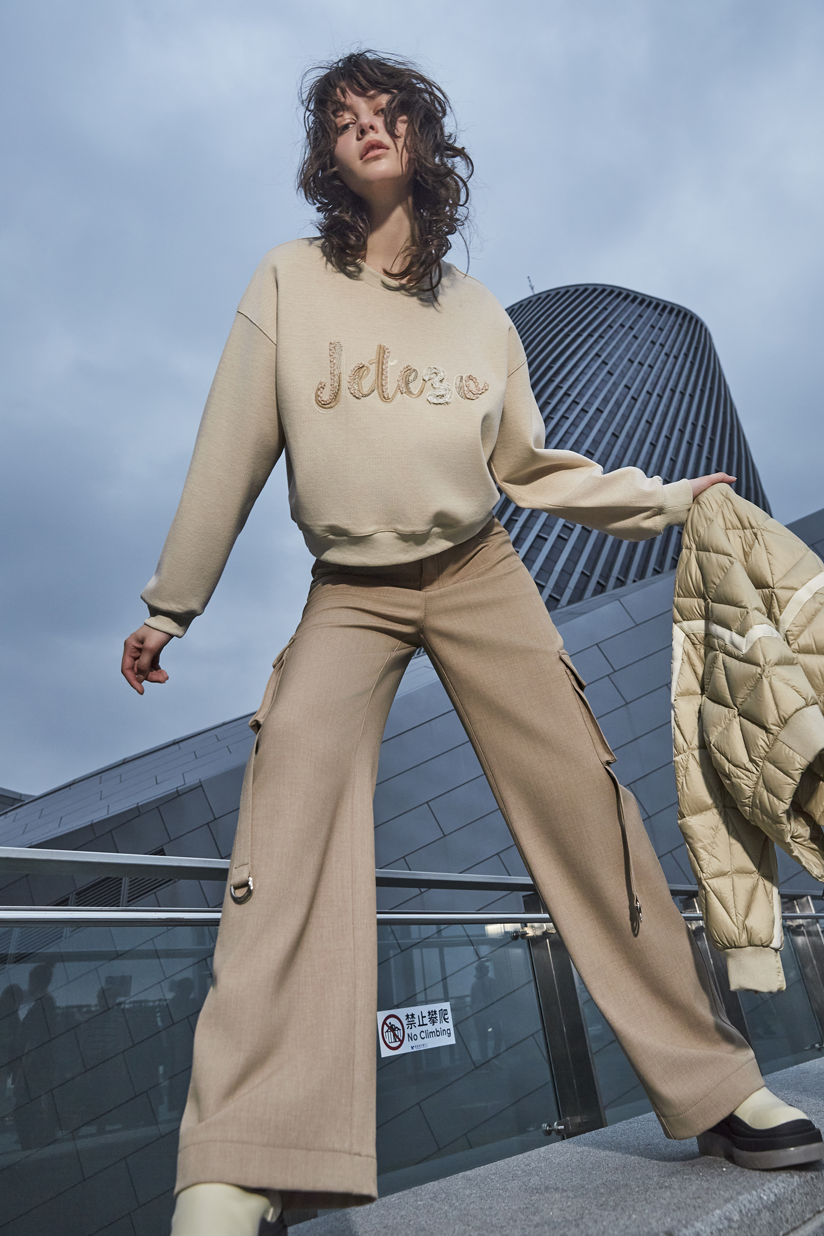 BD15356A1 雲糖字母立體繡線 logo 針織上衣