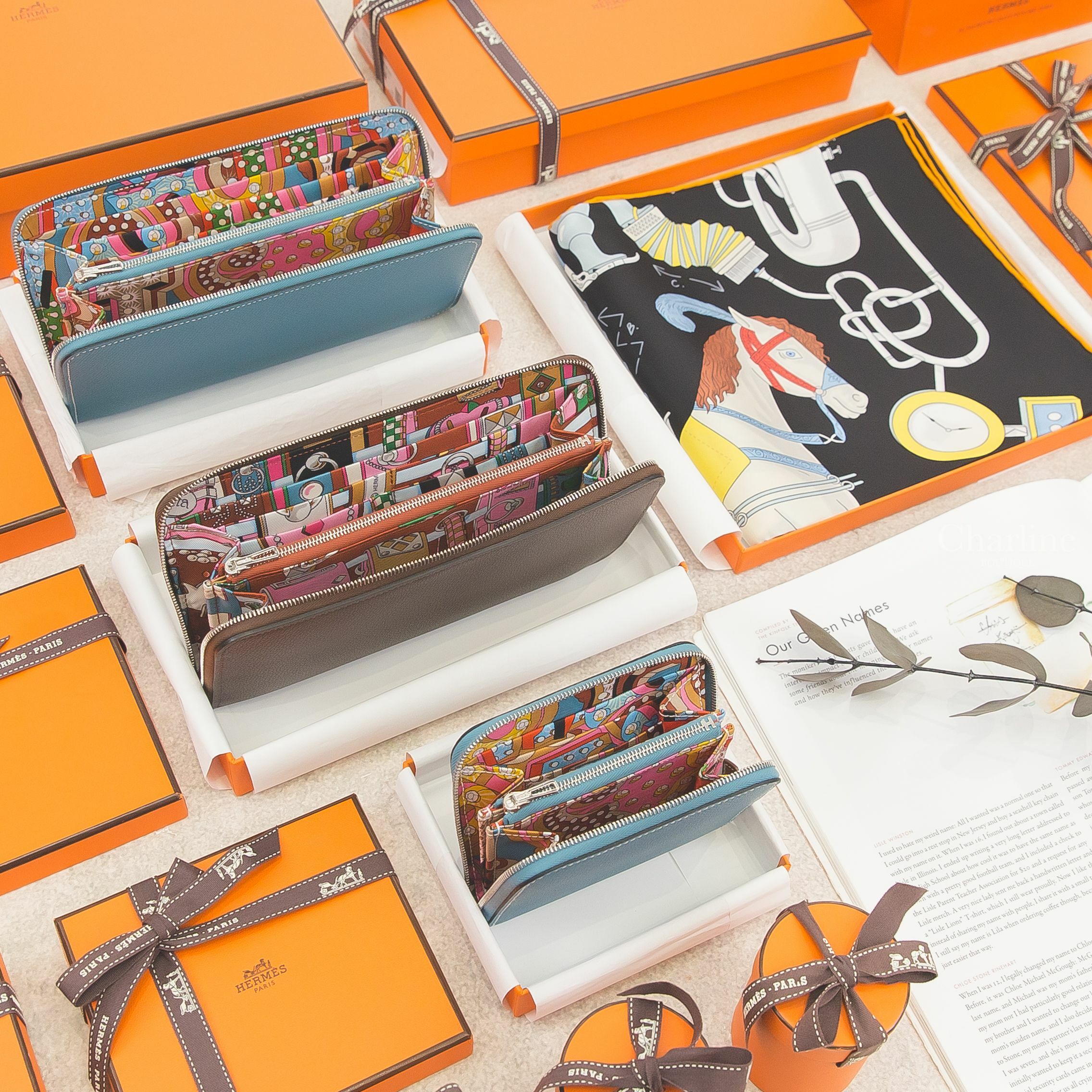 Hermès 新丹寧藍絲巾長夾,Hermès 新丹寧藍絲巾拉鍊短夾,Hermès 摩卡色絲巾長夾,Hermès Tea For Two Scarf 90 黑色/紅色/彩色雙人茶會方巾-Charline Boutique 精品代購