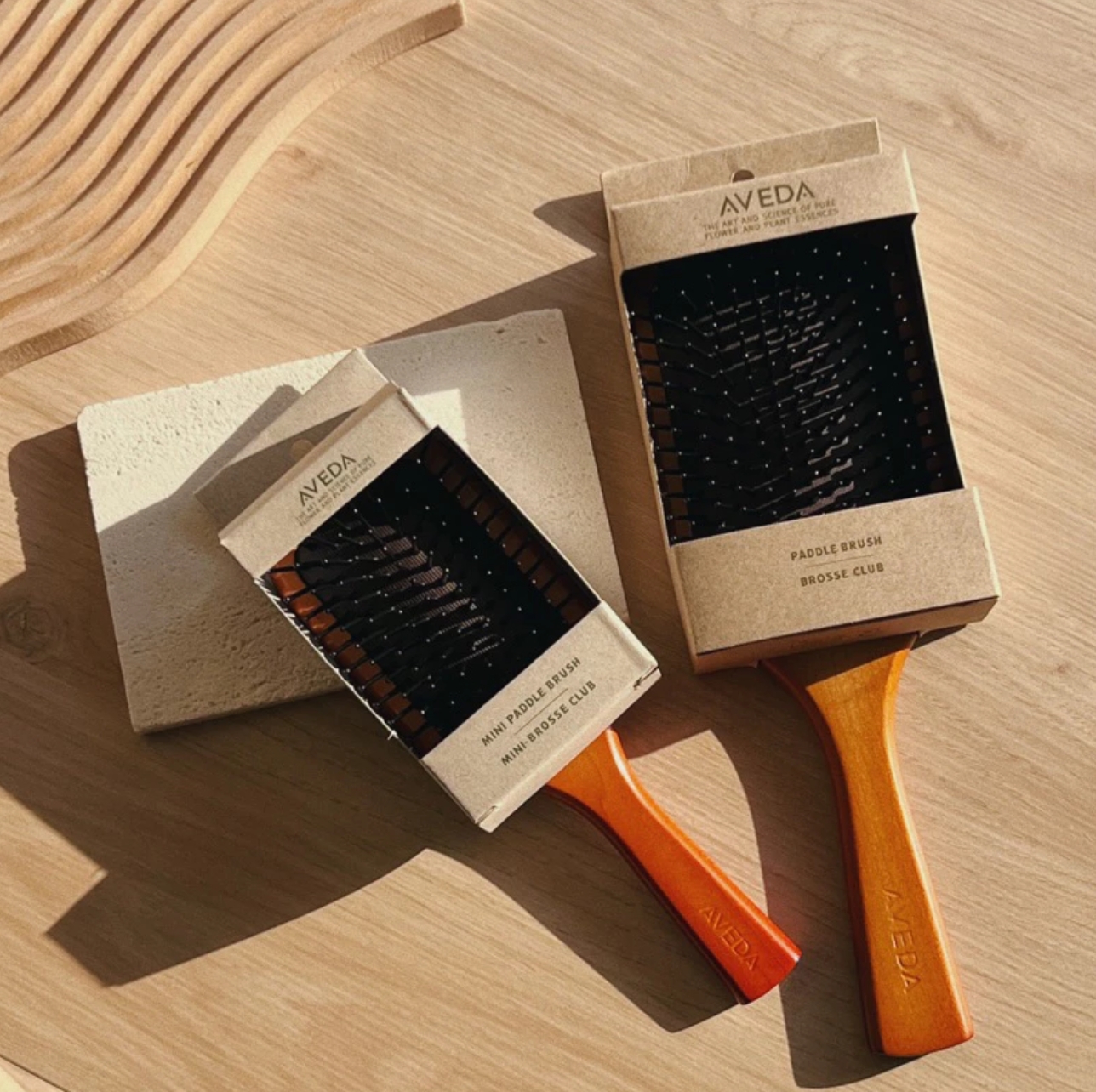 氣囊按摩木質髮梳 - AVEDA