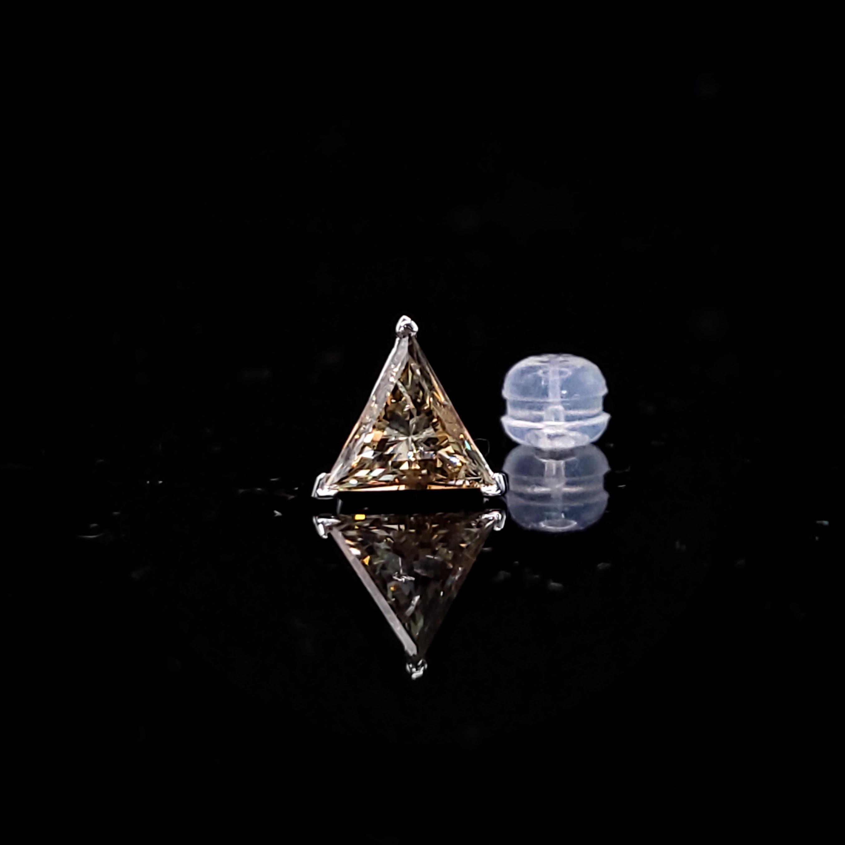 全新18K白金【主石61份三角形干邑色天然鑽石】單耳環