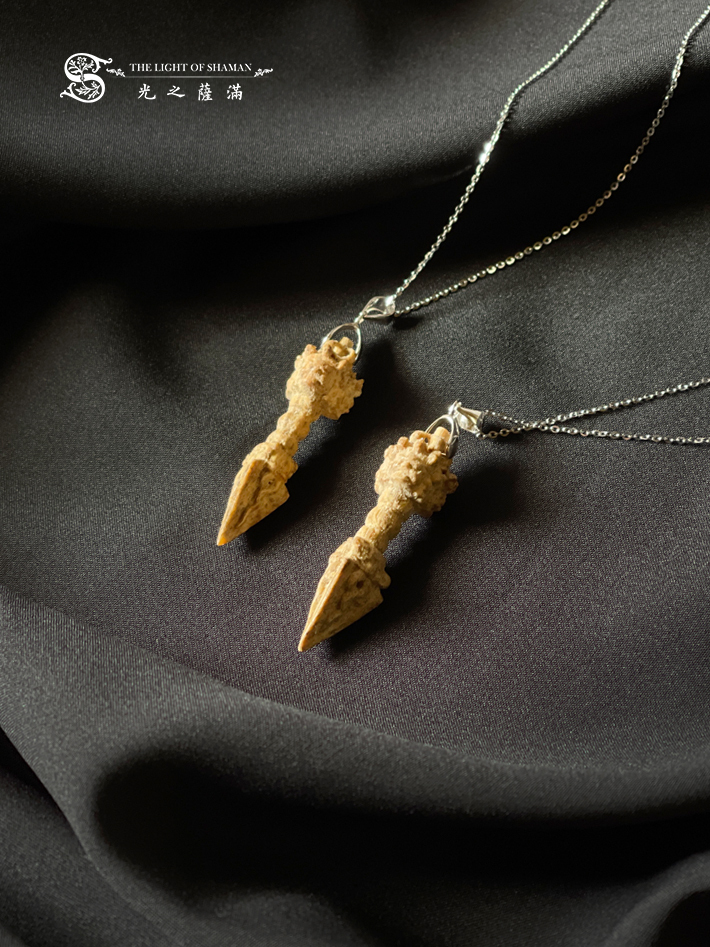 稀有難得避邪聖物聖物飾品雷劈木普巴杵相思木有花紋手工製作925純銀項鍊 有花紋款- 光之薩滿