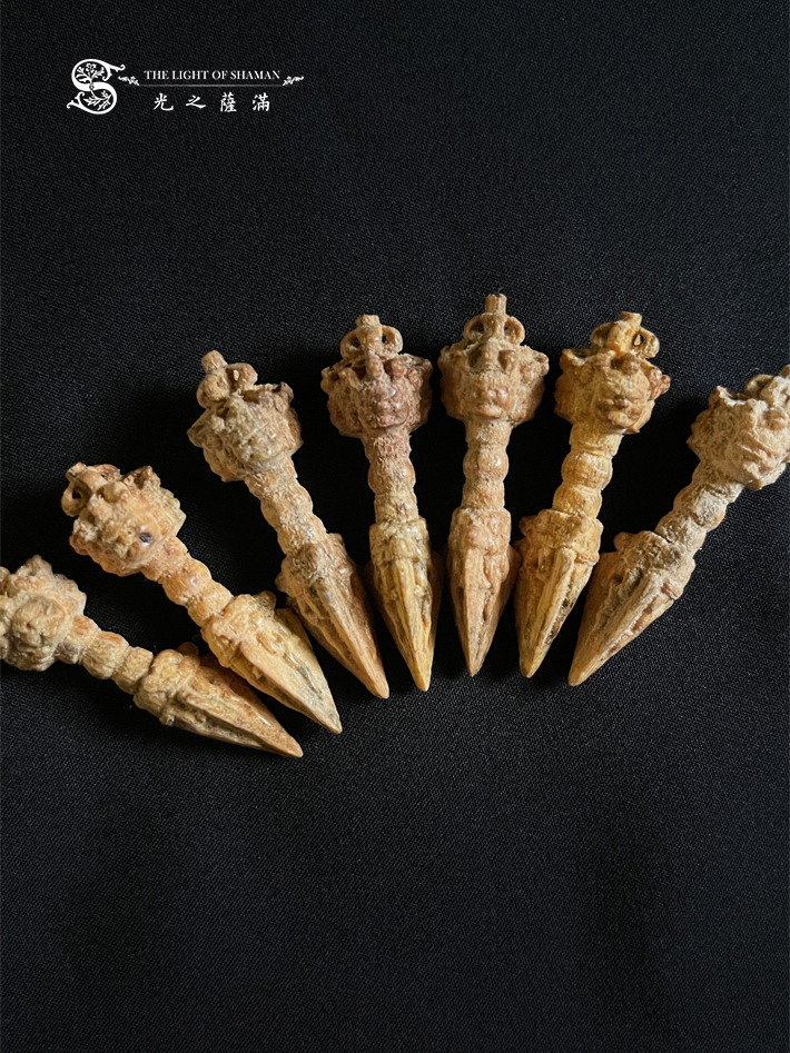 稀有難得避邪聖物聖物飾品雷劈木普巴杵相思木有花紋手工製作925純銀項鍊 有花紋款- 光之薩滿