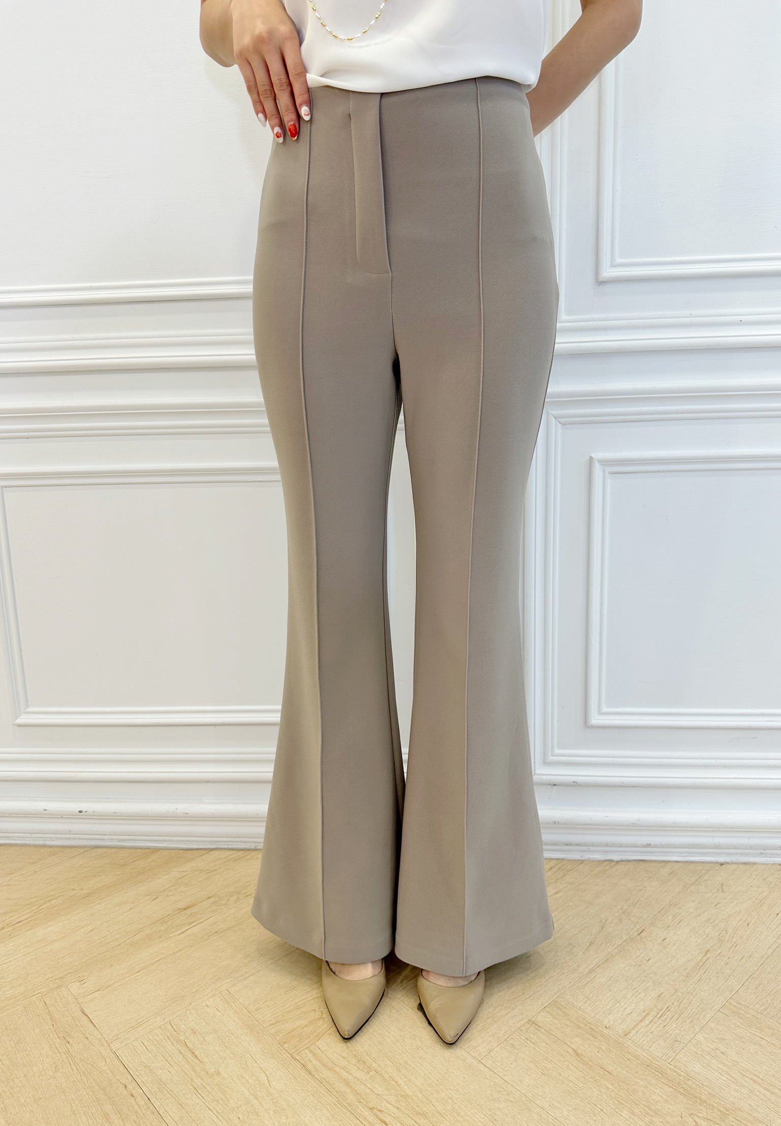 極顯腿長!彈性喇叭褲