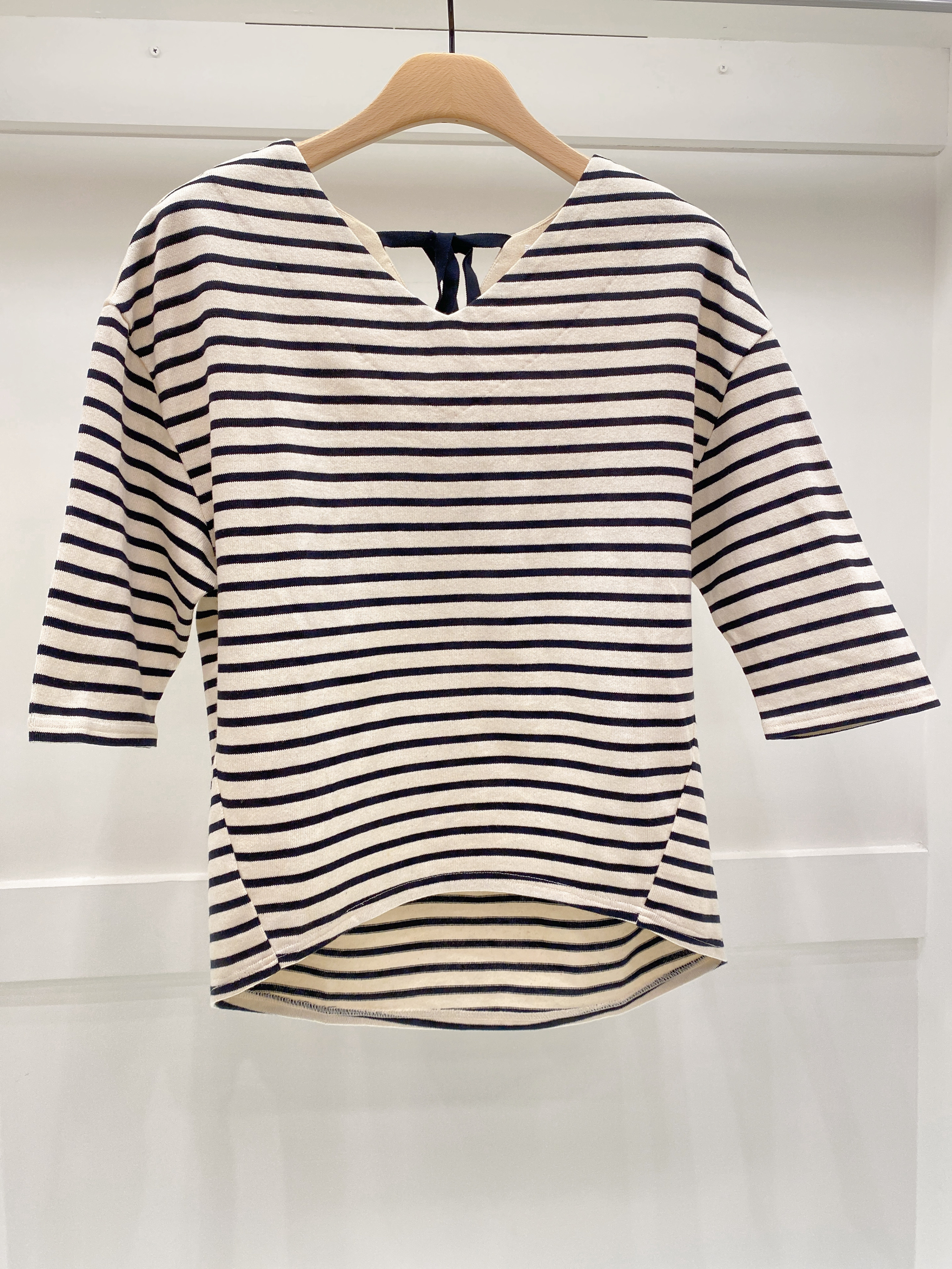 V領後綁蝴蝶結橫條上衣