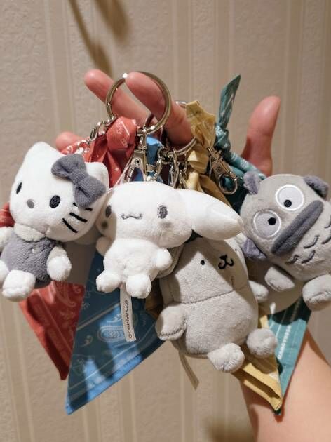 現貨┃日本 三麗鷗 KITTY 布丁狗 大耳狗 貝克鴨 漢頓 醜魚 黑白 絲巾 方巾 吊飾