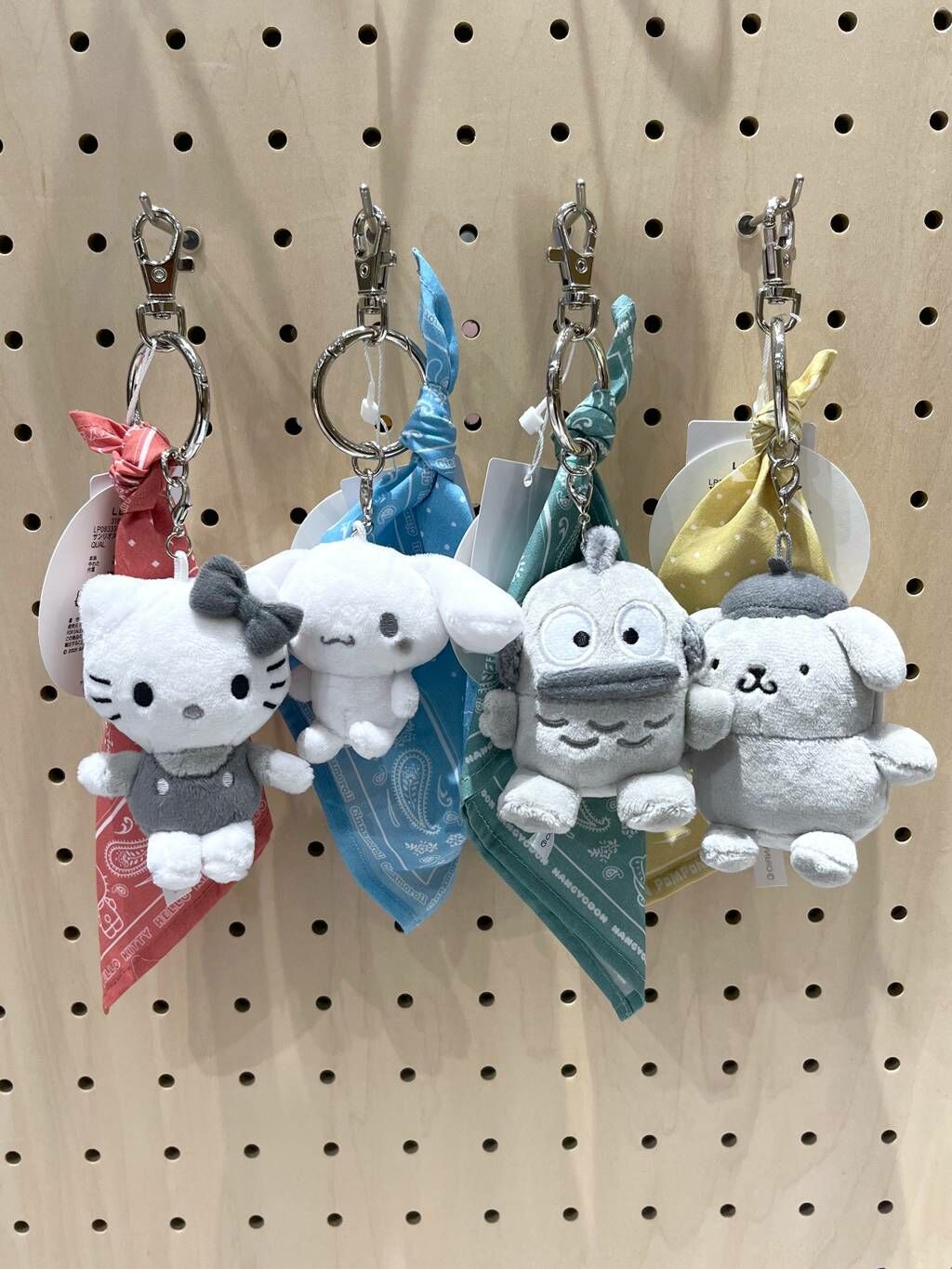 現貨┃日本 三麗鷗 KITTY 布丁狗 大耳狗 貝克鴨 漢頓 醜魚 黑白 絲巾 方巾 吊飾