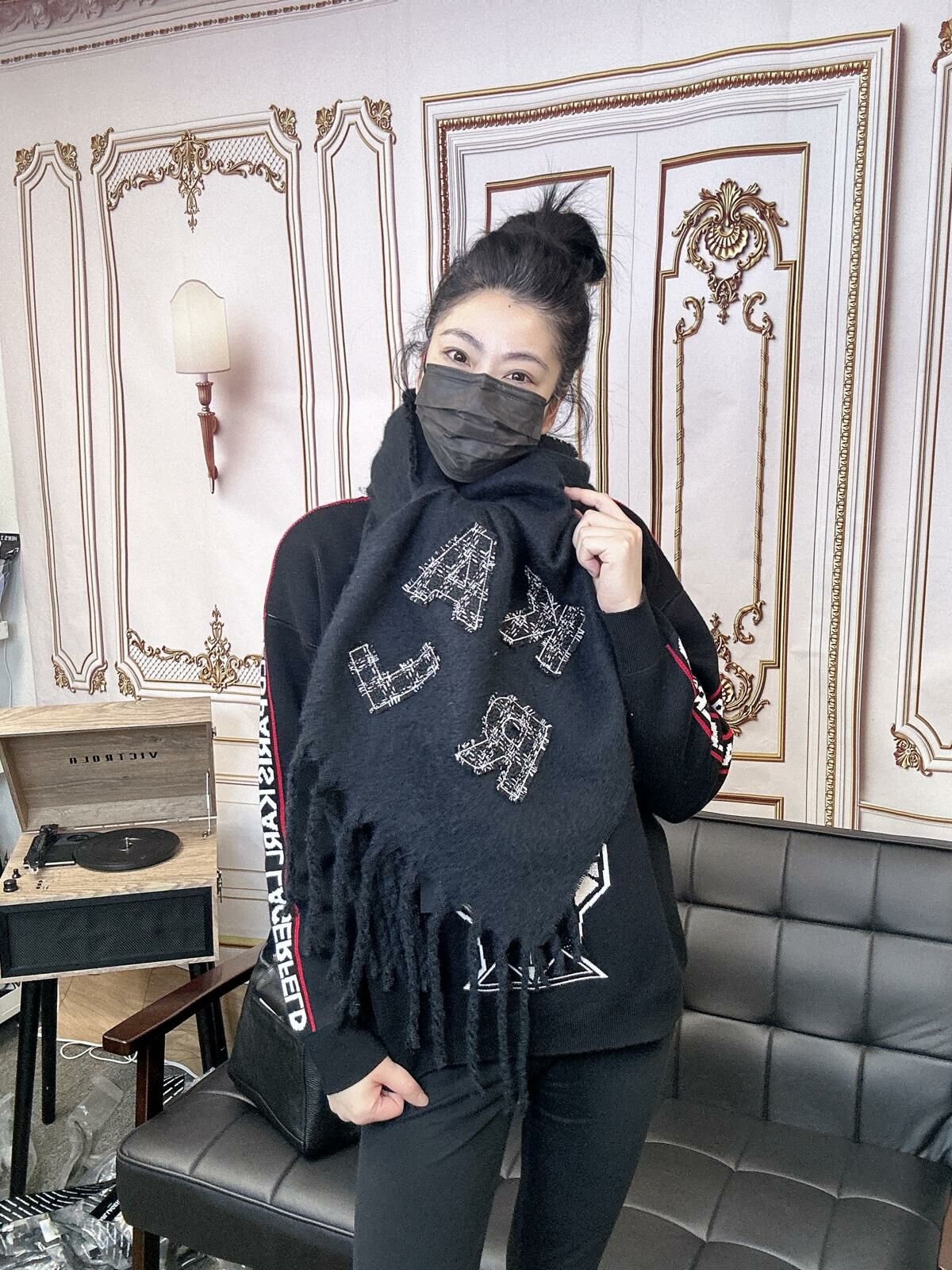 【預購】Karl Lagerfeld Paris G021409 經典流蘇圍巾