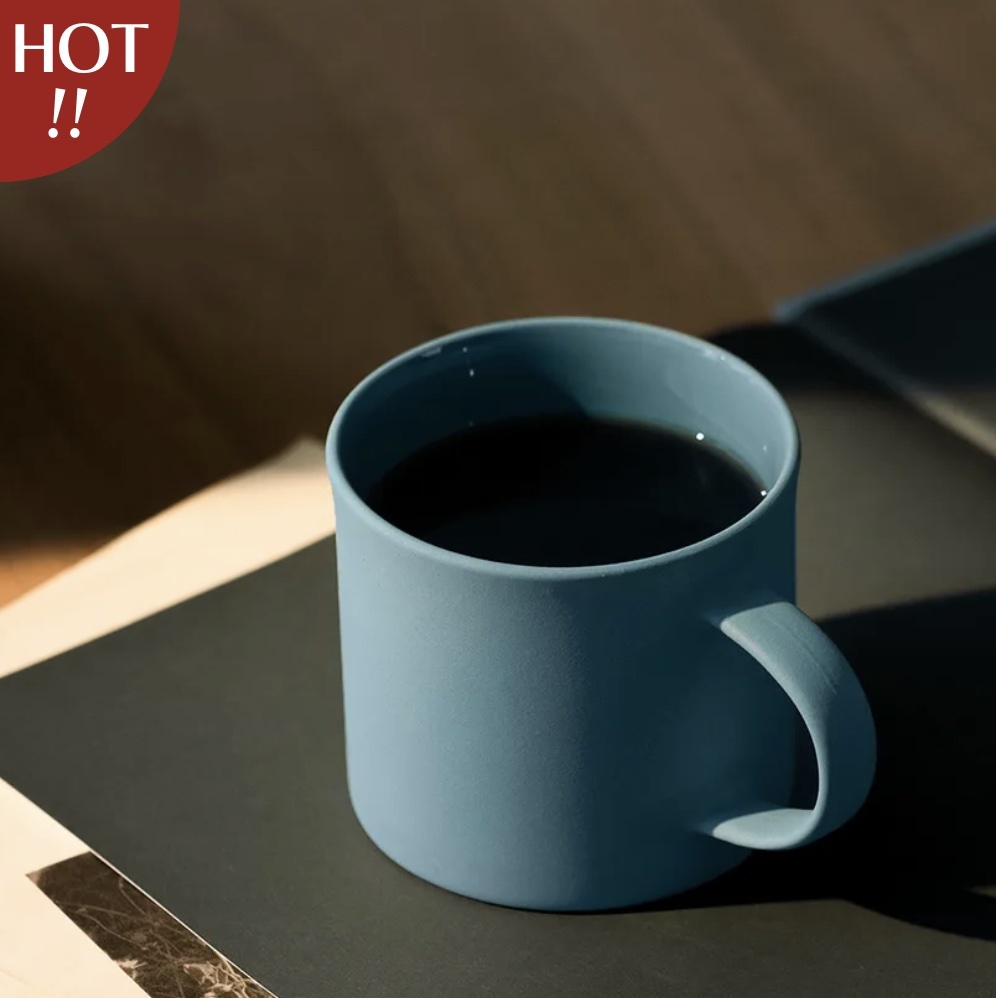 【開放預購】𝗕𝗹𝘂𝗲 𝗕𝗼𝘁𝘁𝗹𝗲 藍瓶陶製馬克杯(經典藍)
