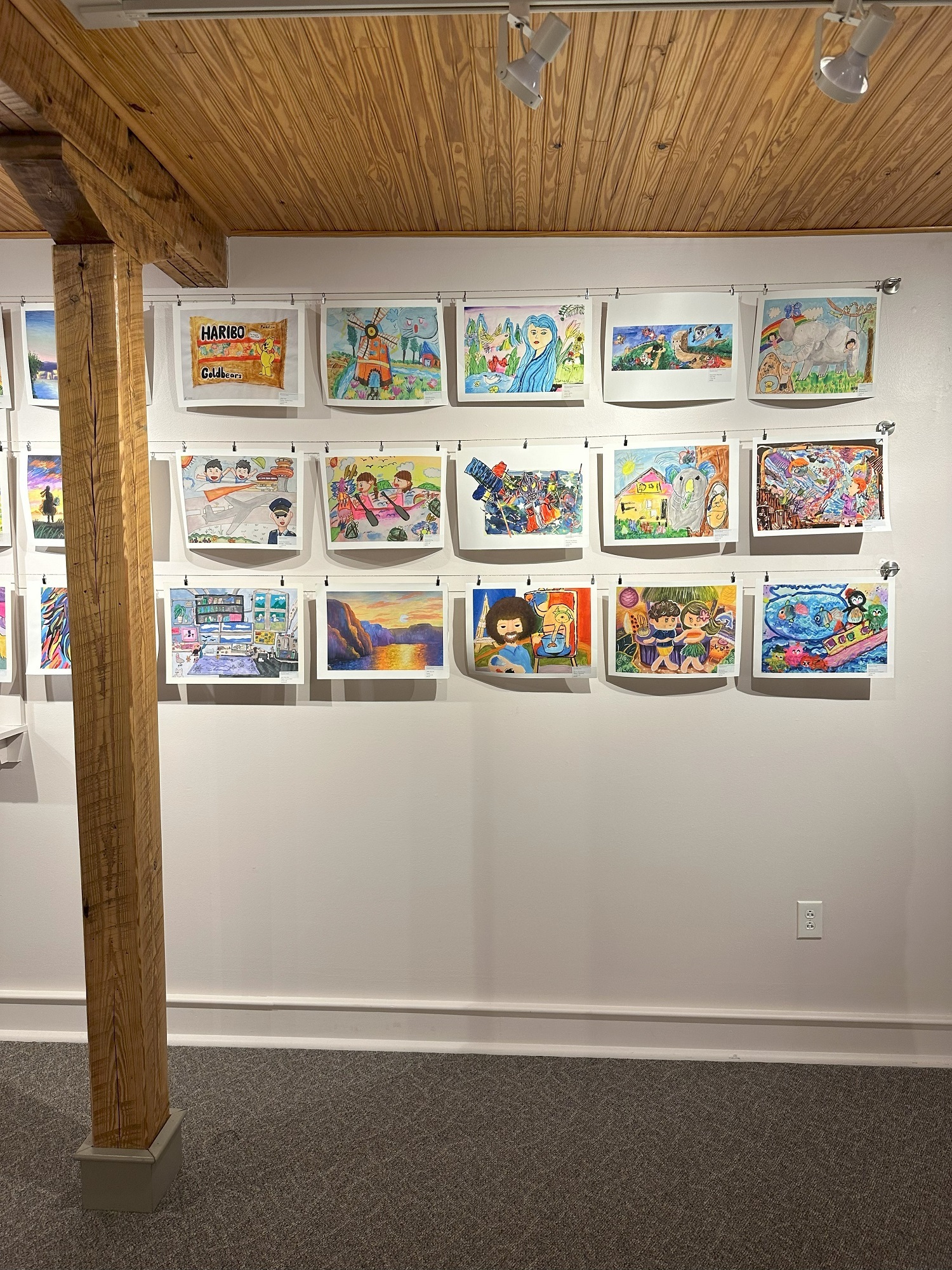美國國際兒童繪畫比賽展覽作品圖_現場拍攝