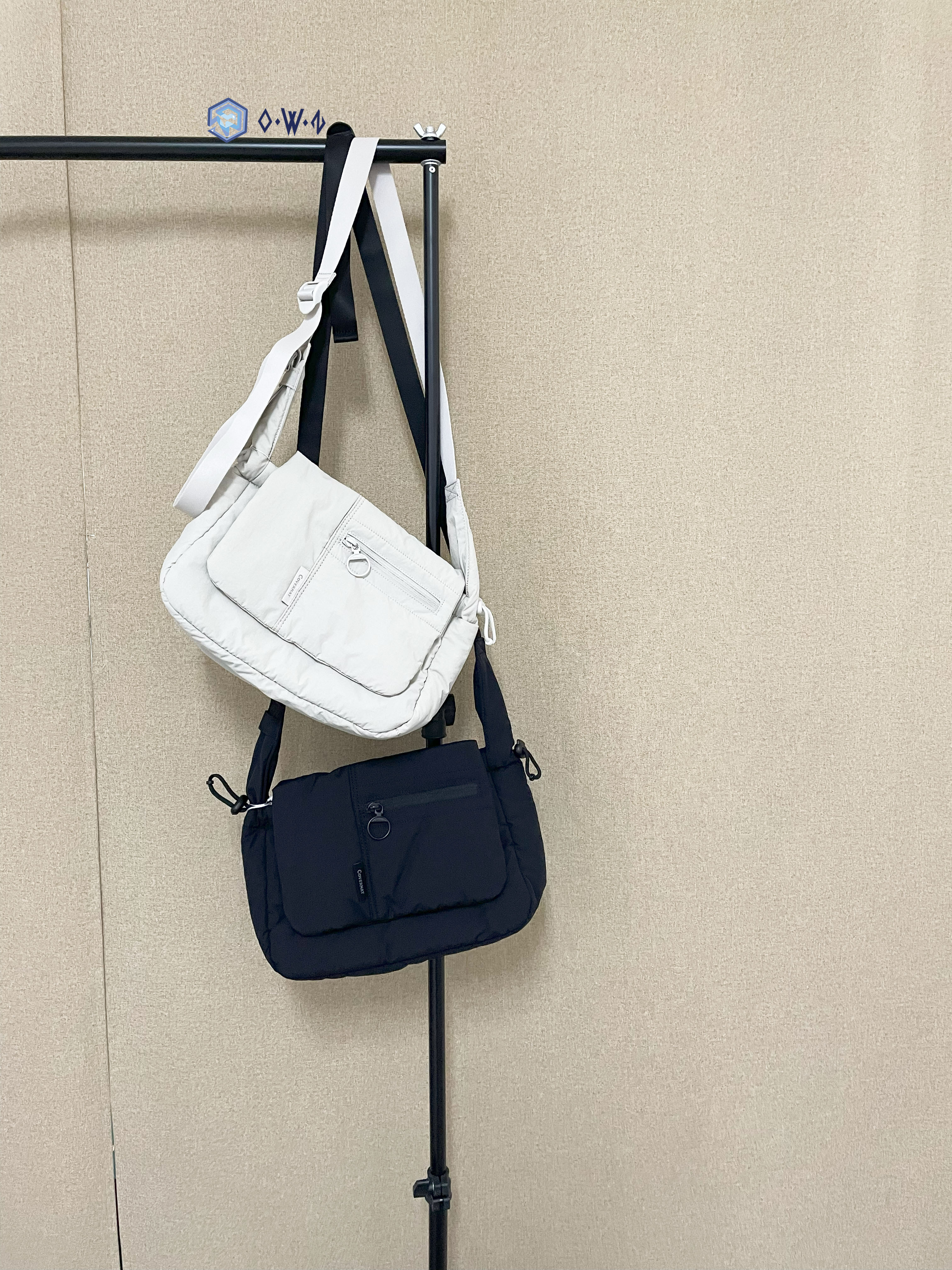 【絕版】Covernat Crossbody Bag 肩背 斜垮包 側背 郵差包 不分男女 黑色 淺灰 CO2407CB62BK CO2407CB62LG