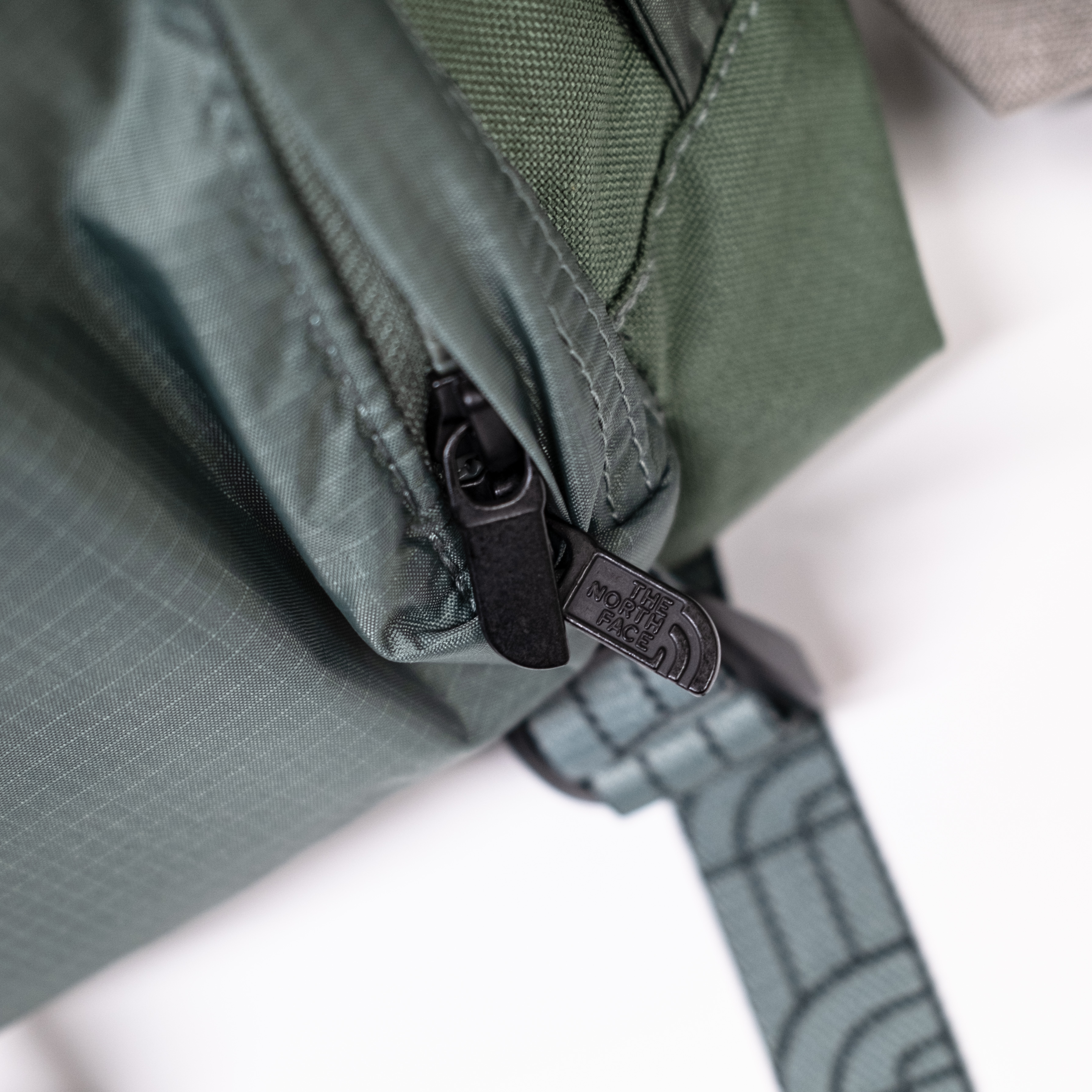 THE NORTH FACE CITY SHOULDER BAG CORDURA 肩背包 側背包-NF0A8AMV銀色(7J4)鴨綠色(HCH)