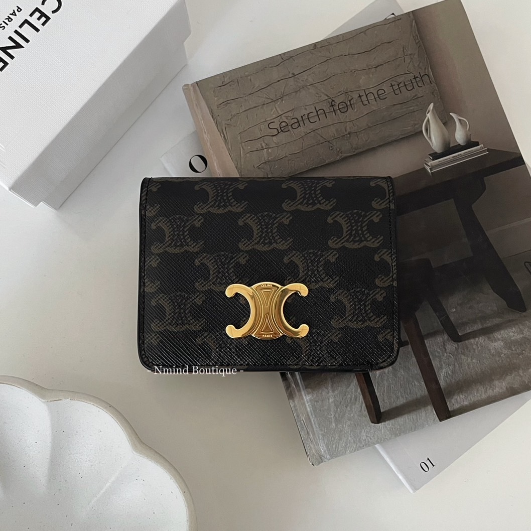 【国内発送】SMALL TRIOMPHE WALLET IN TRIOMPHE CANVASセール COMPACT WALLET WITH COIN TRIOMPHE IN triomphe canvas - TAN