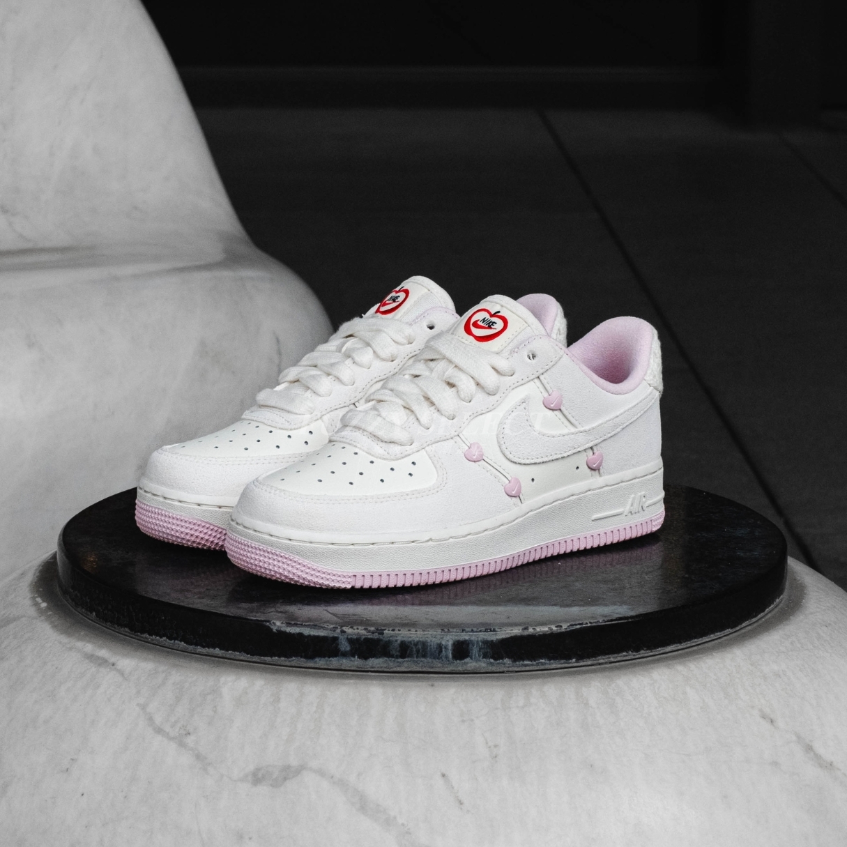 【逢甲FUZZY】W Nike Air Force 1 “Valentine’s Day” 情人節 櫻花粉 愛心 麂皮 HV5992-111