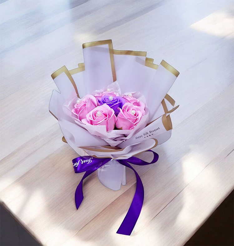 紫粉6朵香皂花花束在木桌陽光下,soapflower-bouquet