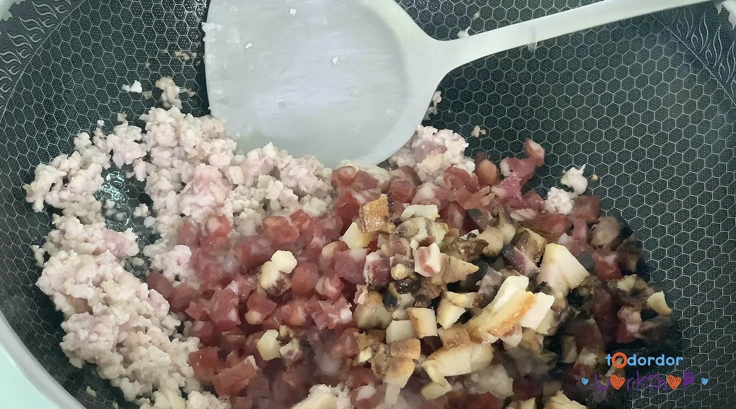 炒碎肉(絞肉)之後再加臘腸和臘肉