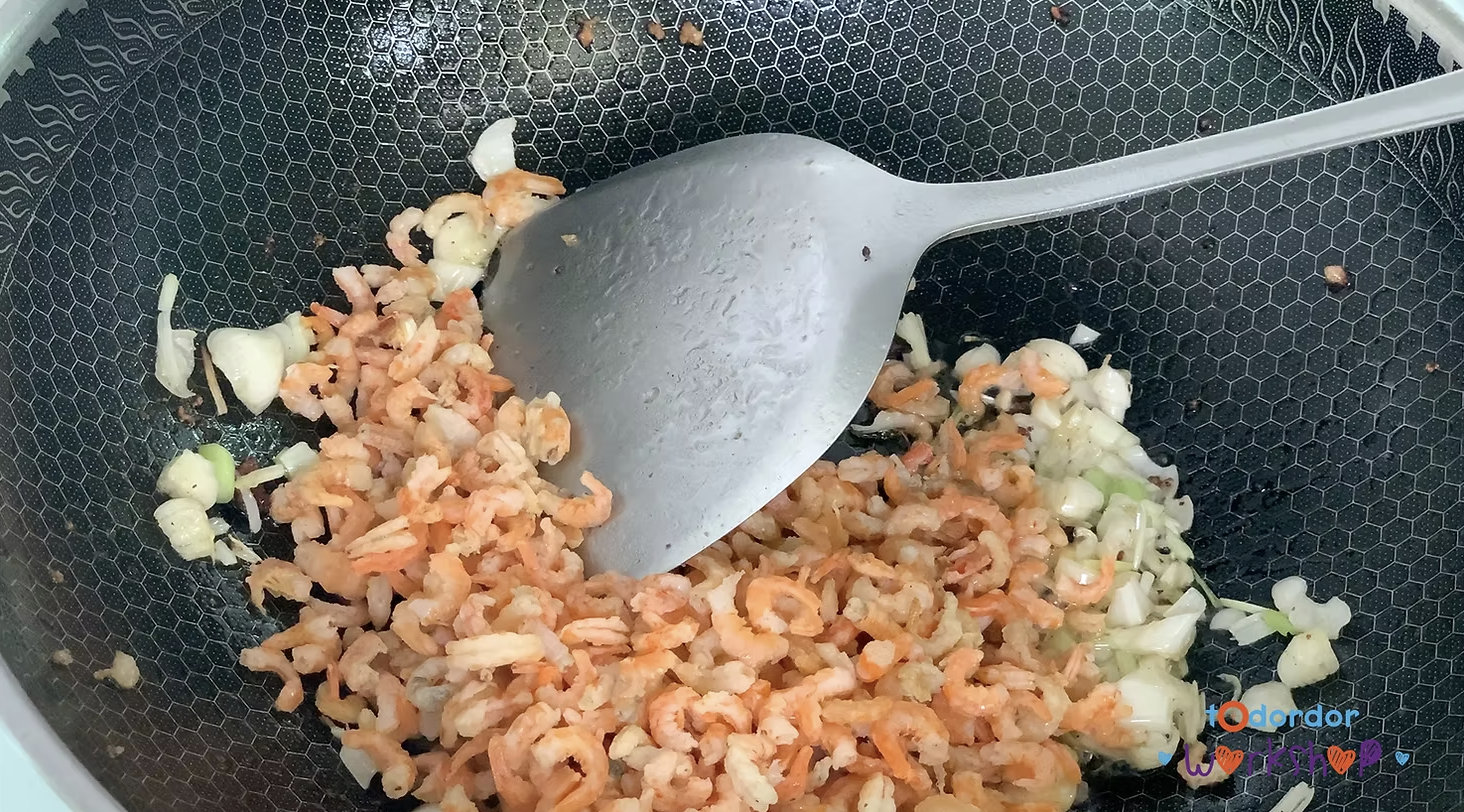 用蒜頭爆香蝦米