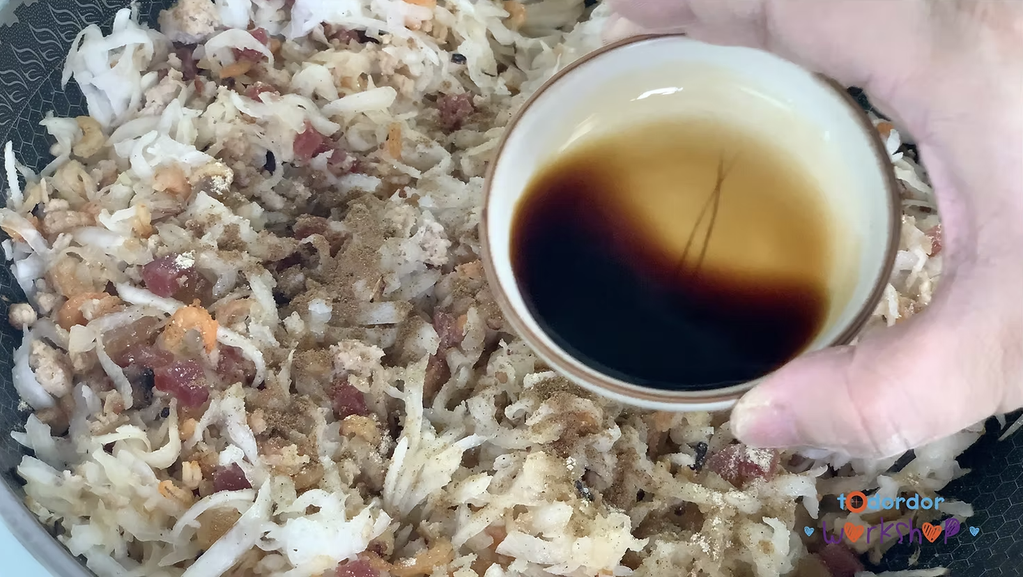 開始調味，調味我們需要糖、鹽、胡椒粉、醬油和五香粉