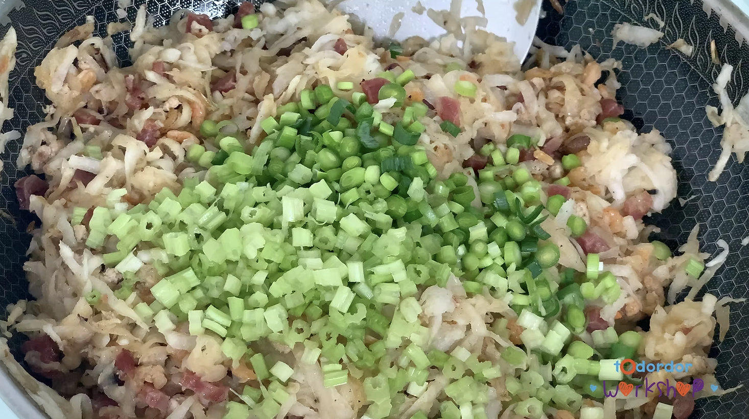 當蘿蔔絲開始變軟之後，可以在加蒜青和芹菜