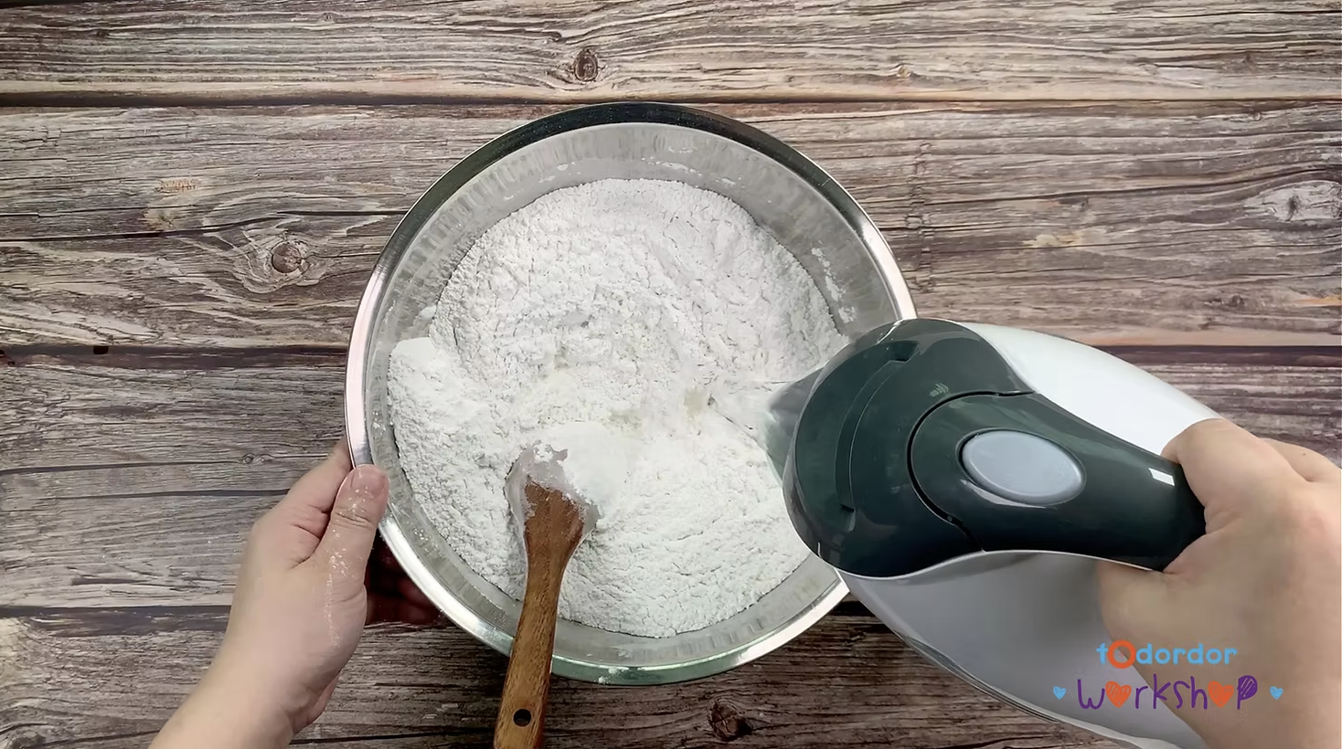 重複這個動作，不停加水不停攪拌