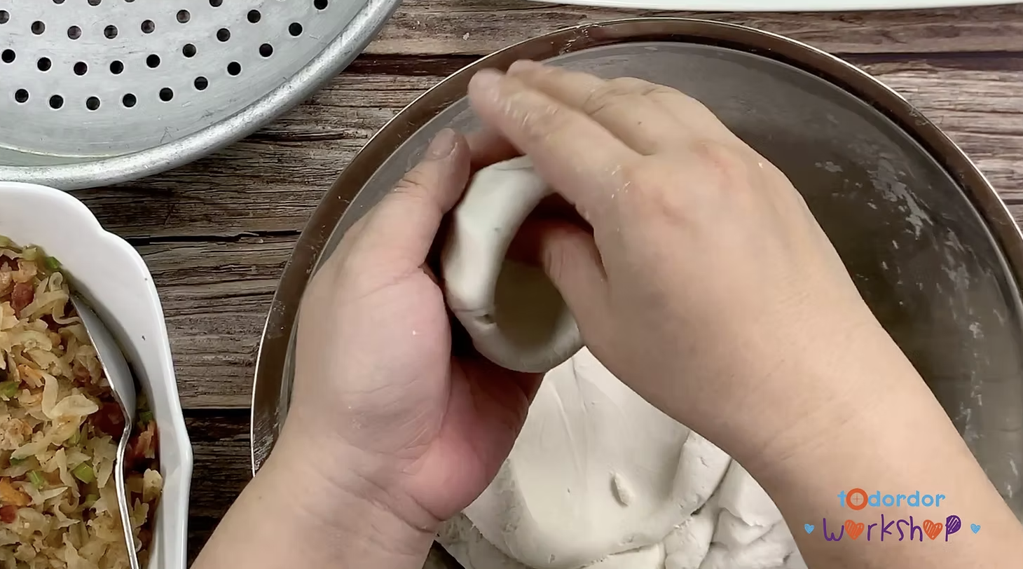 慢慢壓扁，就像變成一個碗的形狀