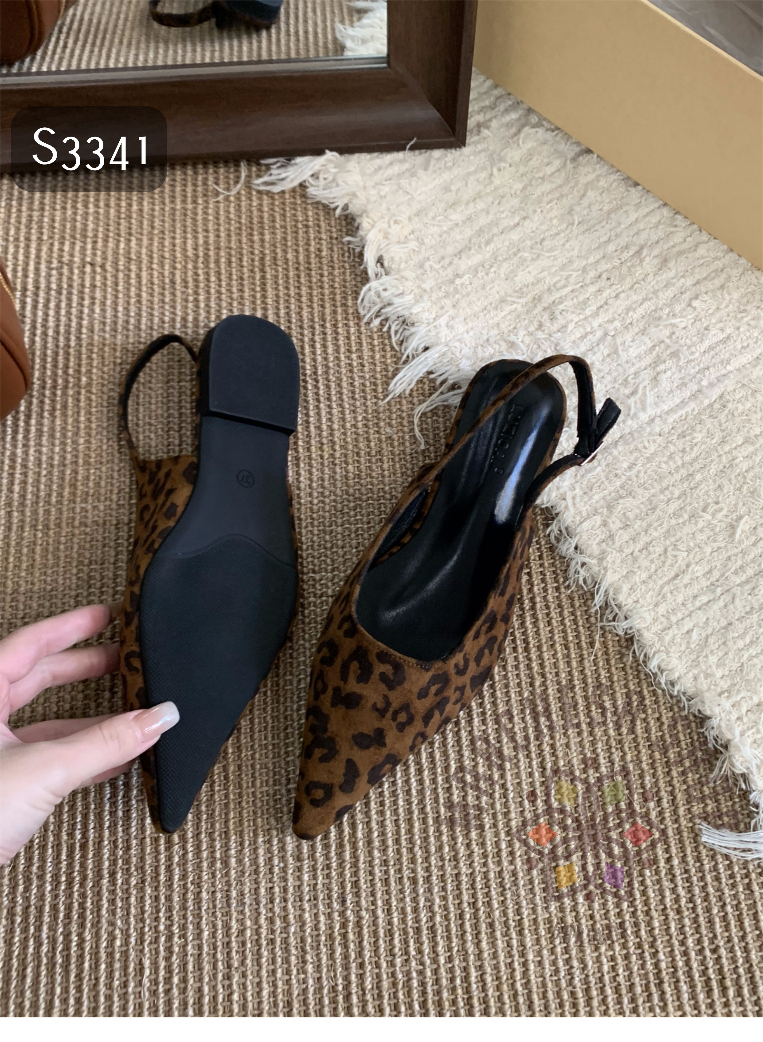 S3341 - 牛猄皮後踭鏤空一字帶尖頭平底鞋