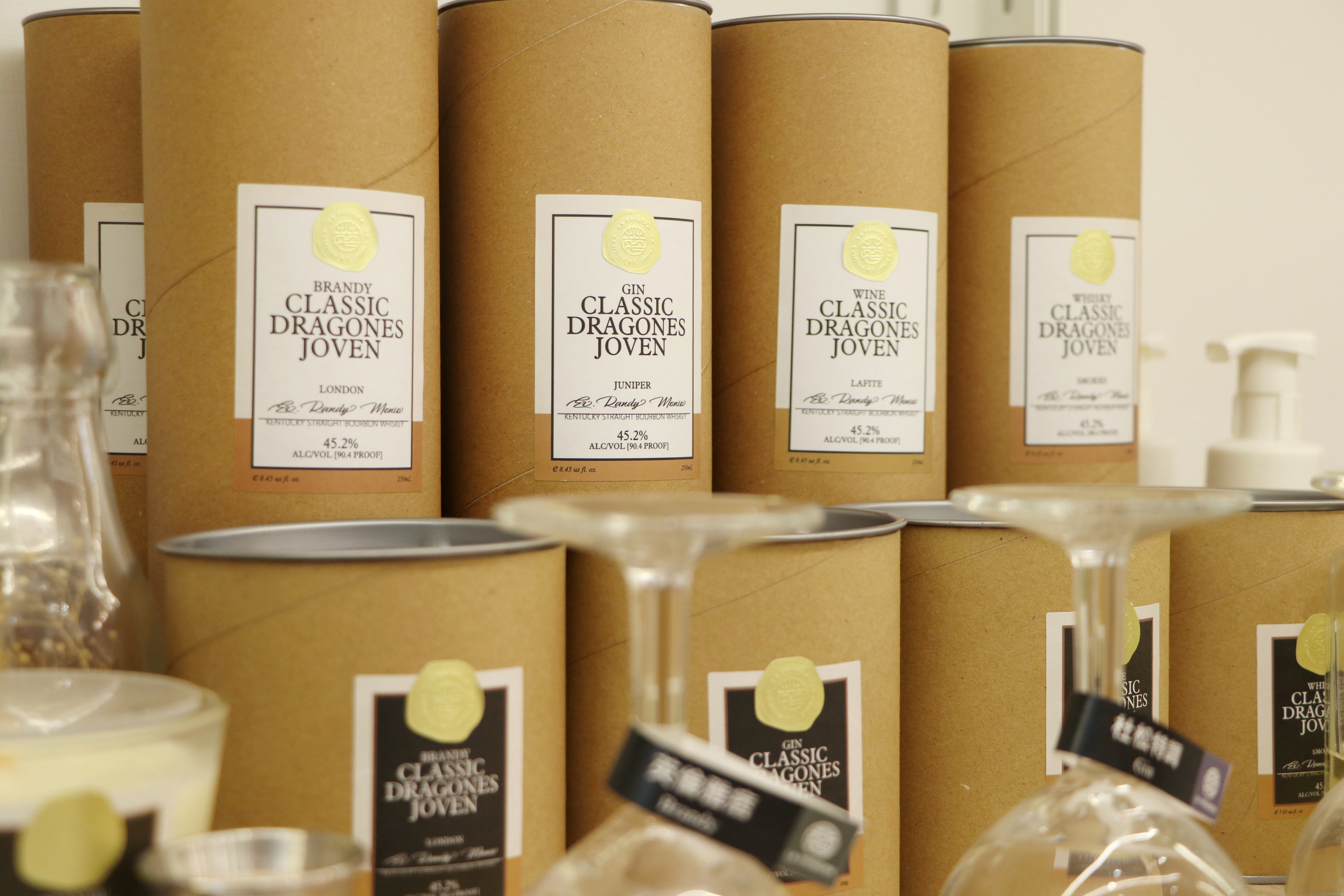 🌿 Taiwanese Essential Oils & Scented Candles  ✔ Essential Oils – 100% natural extracts from Taiwanese cypress, camphor, tea tree, and osmanthus for relaxation and refreshment. ✔ Soy Wax Candles – Made from natural soy wax and essential oils, filling your space with a calming aroma.