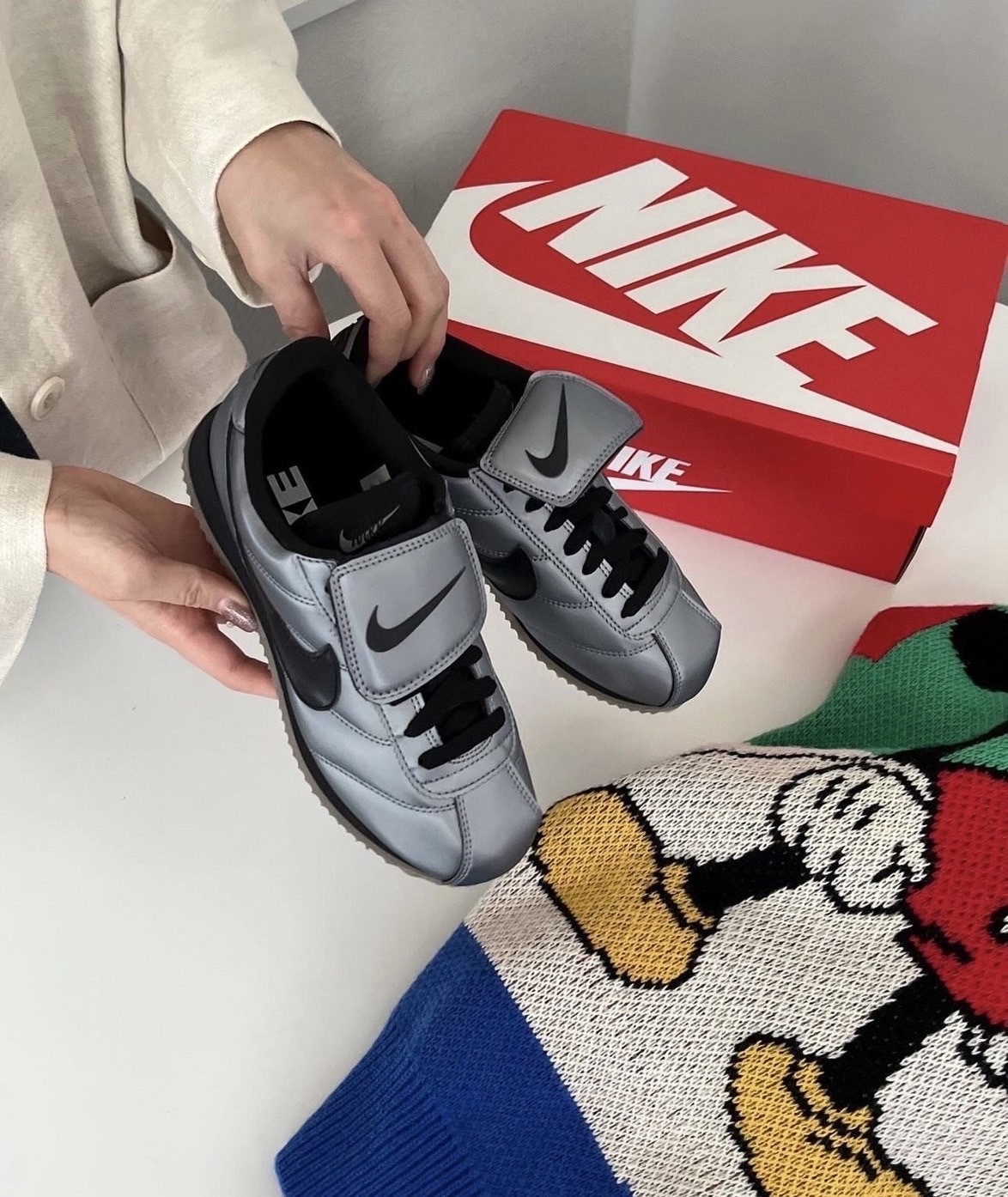 預購 Nike Cortez SE "MTLC Cool Grey" 復古銀 翻蓋鞋舌 可拆式