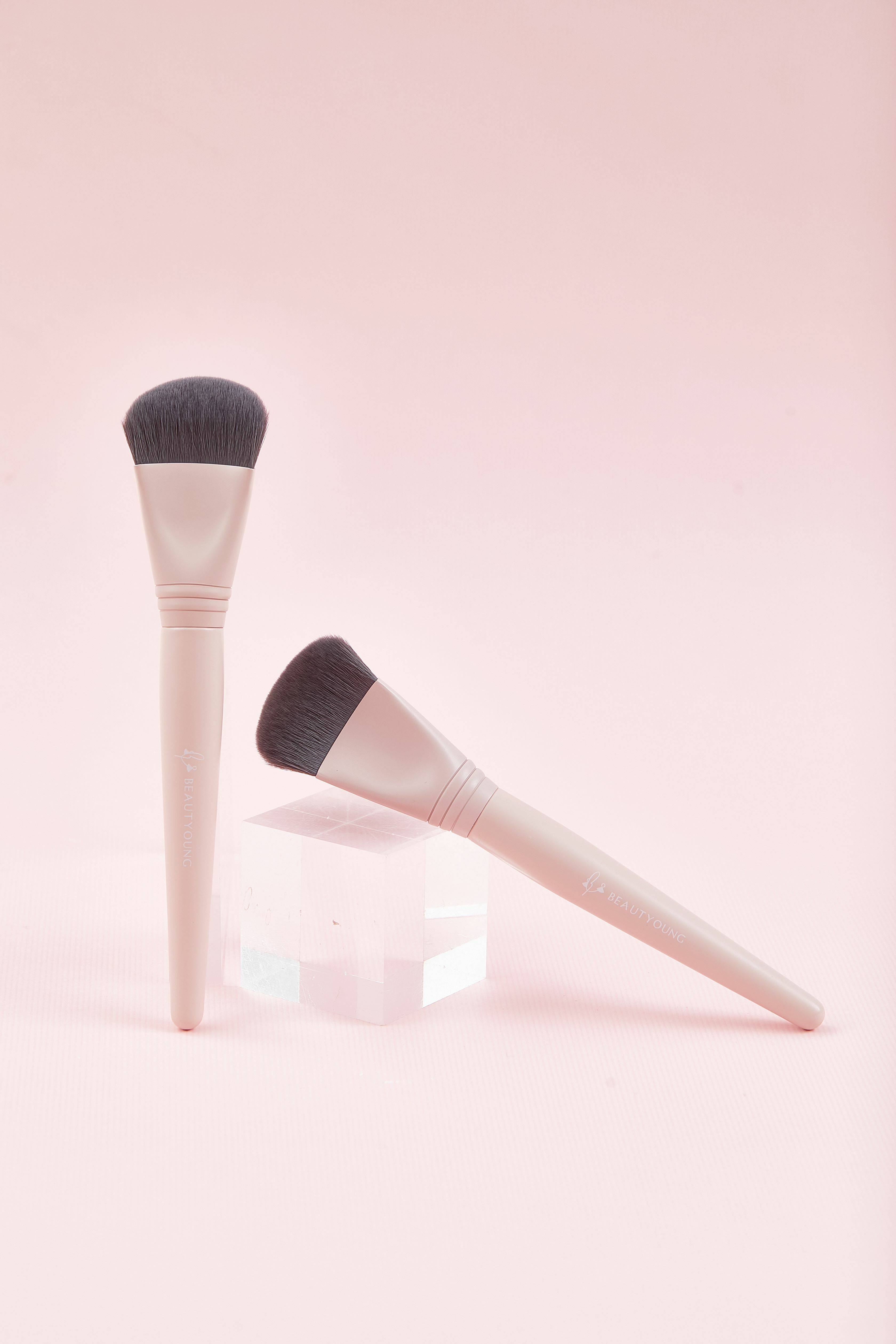 妝漾 水光感半月形粉底刷