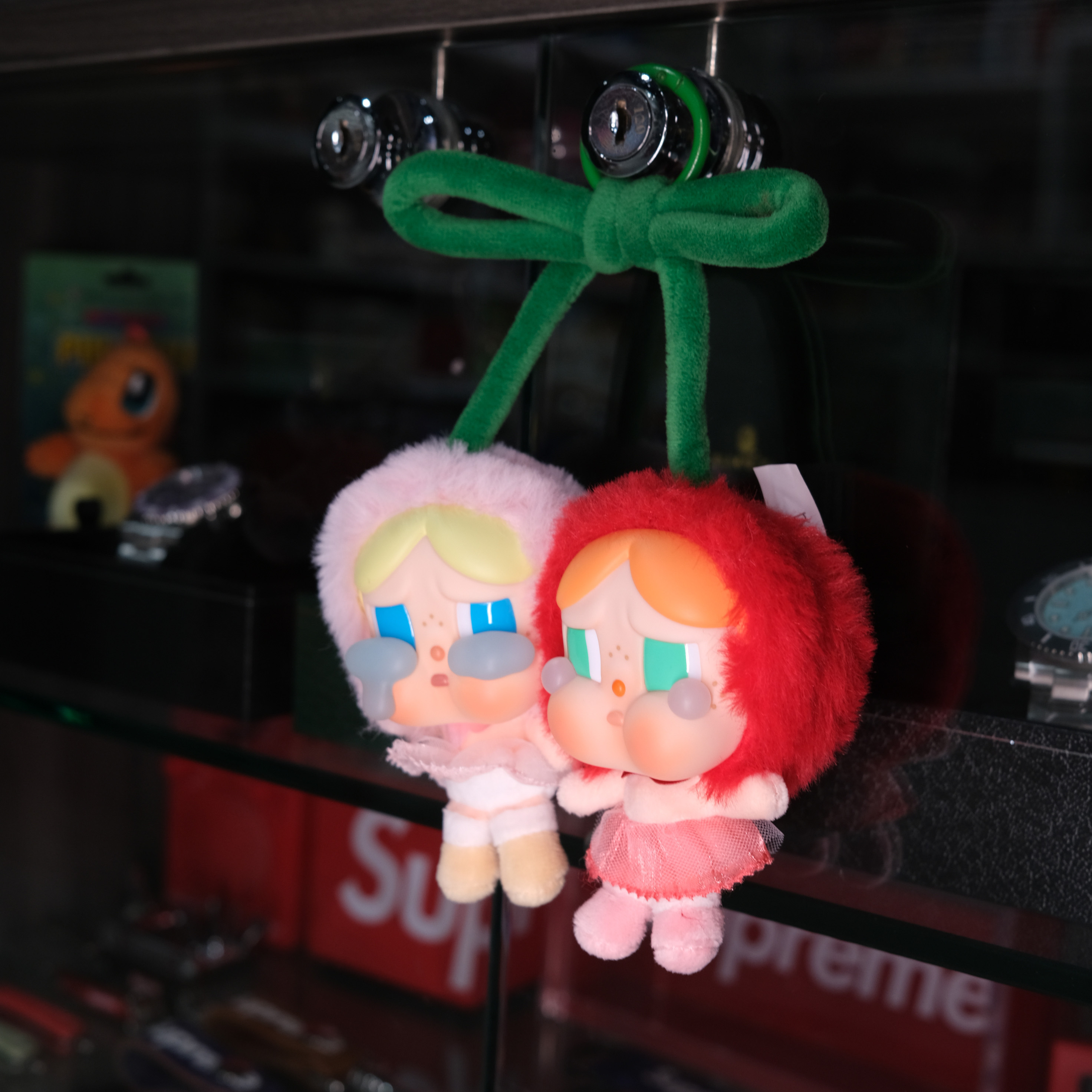 -(C03)POP MART 泡泡瑪特 CRYBABY 愛神的眼淚系列 櫻桃 哭娃 糖膠 毛絨吊卡 掛件