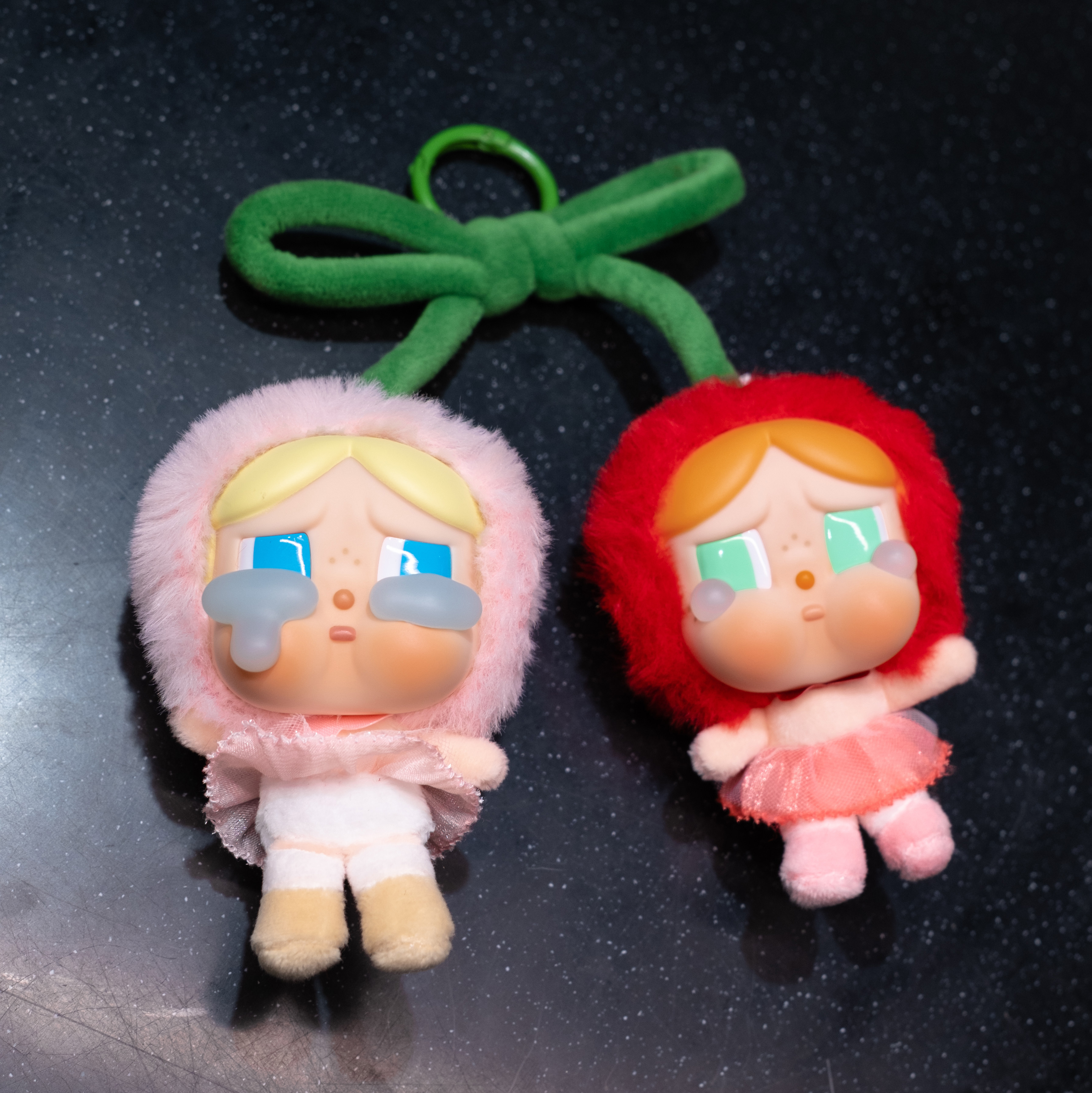 -(C03)POP MART 泡泡瑪特 CRYBABY 愛神的眼淚系列 櫻桃 哭娃 糖膠 毛絨吊卡 掛件