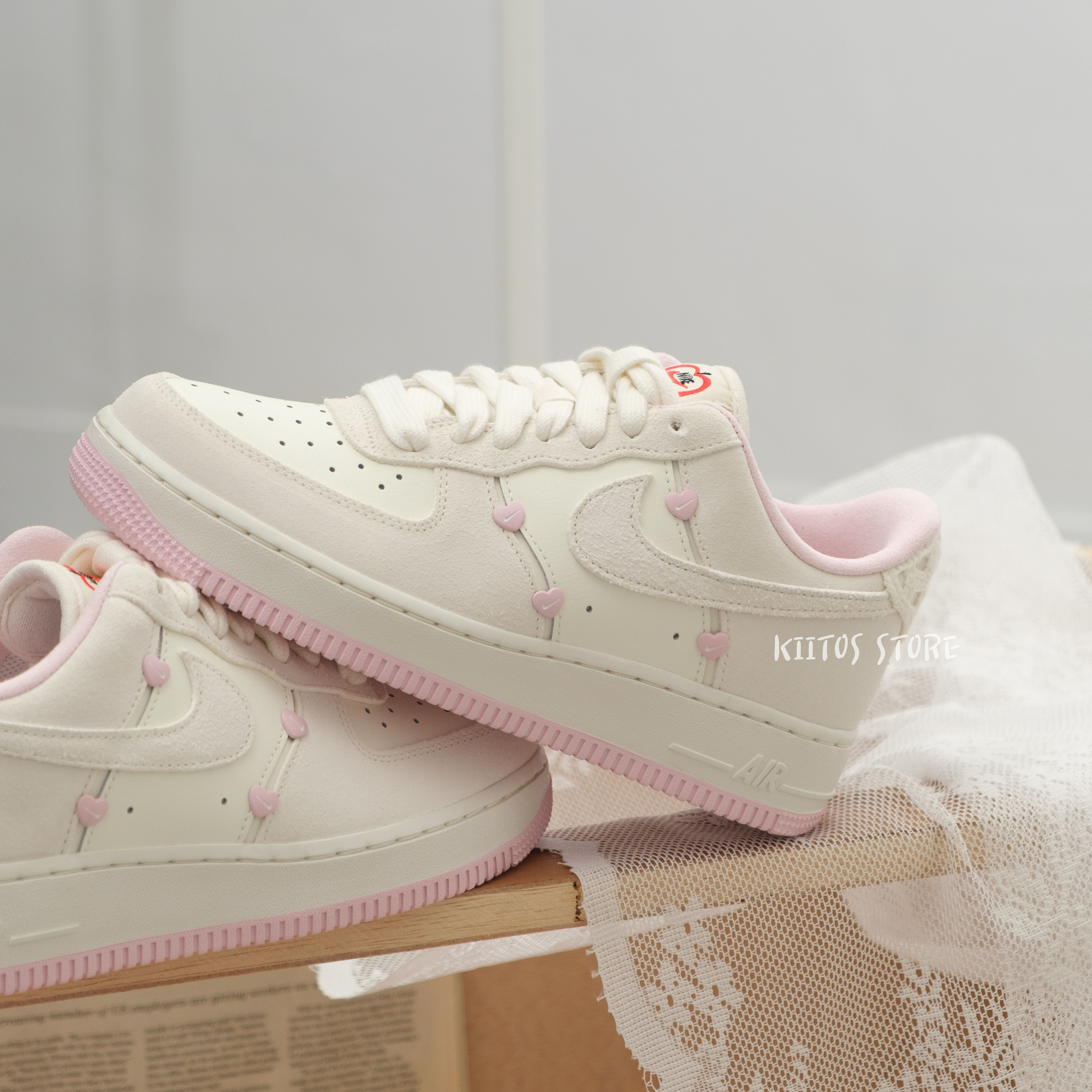 【現貨】Nike Air Force 1 "Valentine's Day" 2025 情人節限定 麂皮刺繡 粉白愛心 HV5992-111