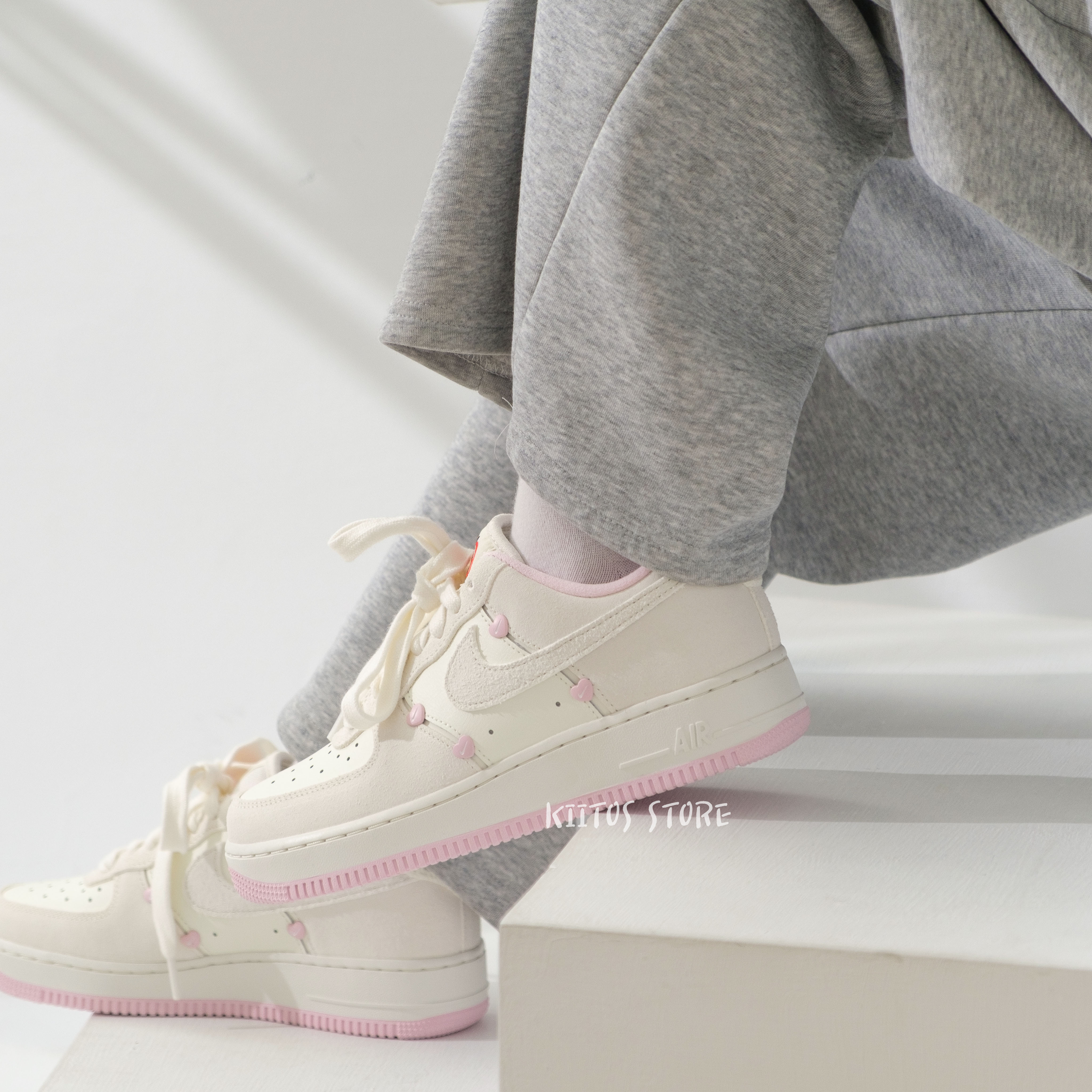 【現貨】Nike Air Force 1 "Valentine's Day" 2025 情人節限定 麂皮刺繡 粉白愛心 HV5992-111