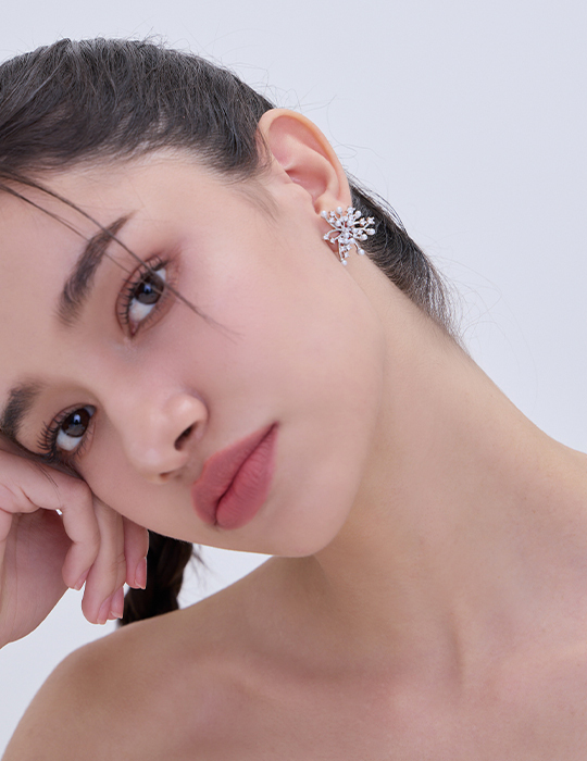 綻放星鑽珍珠。銀針耳環