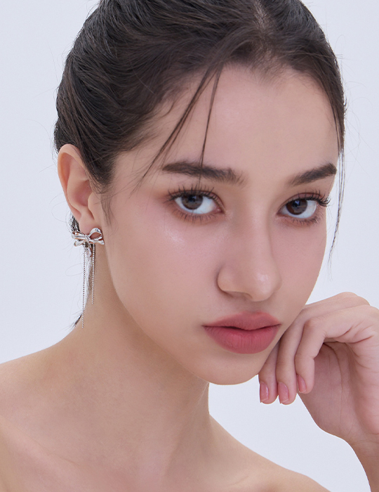 銀珠蝴蝶結。銀針耳環