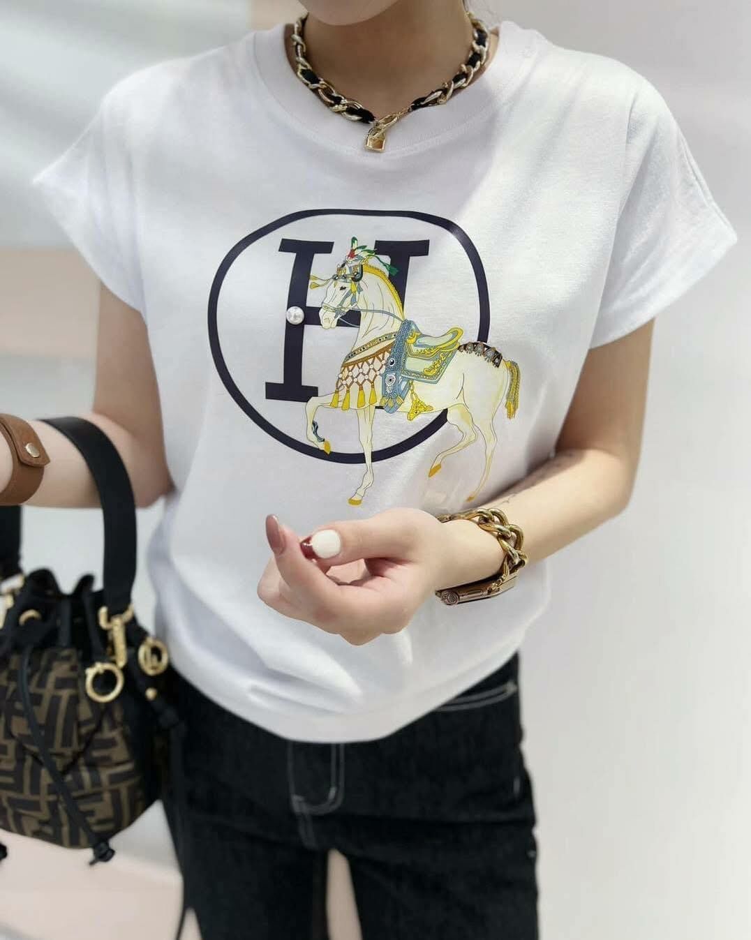 【顯瘦修身的馬兒字母棉tee】（現貨）