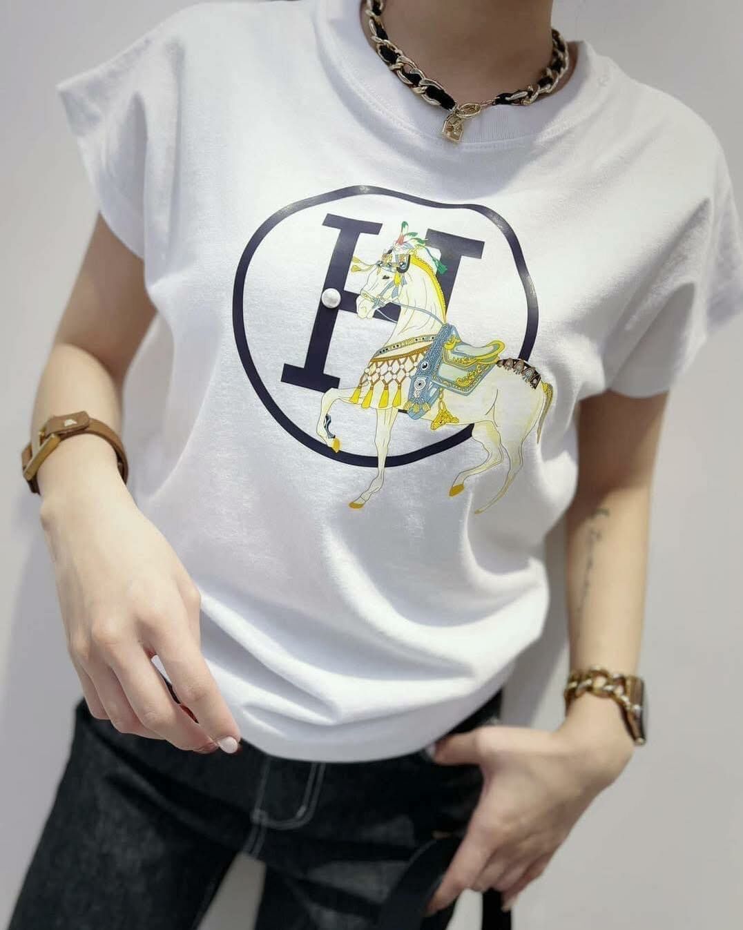 【顯瘦修身的馬兒字母棉tee】（現貨）