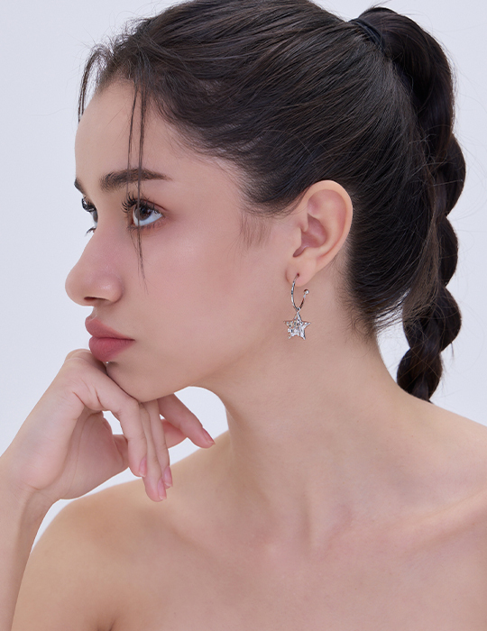 金屬星星。銀針耳環