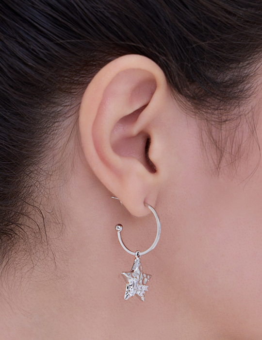 金屬星星。銀針耳環