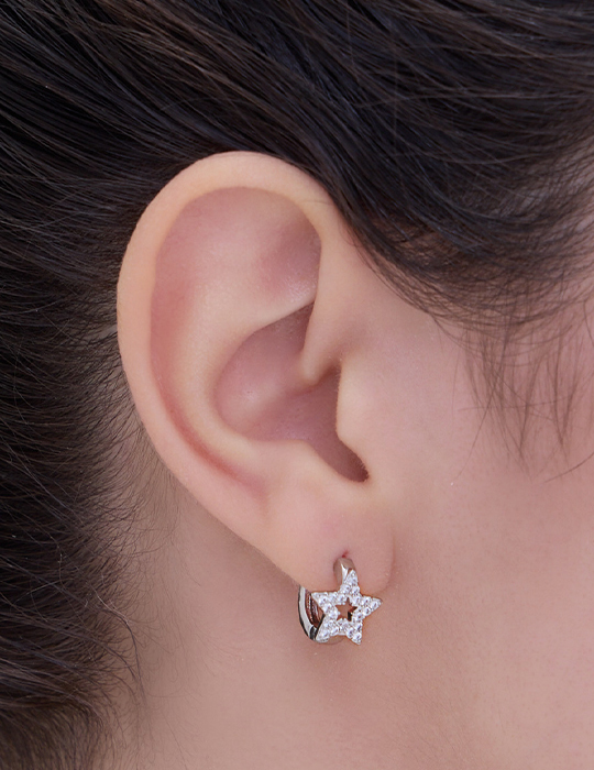 簍空星星。針式耳環