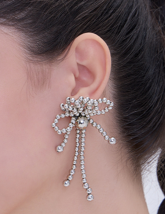 金屬圓圈花朵。銀針耳環