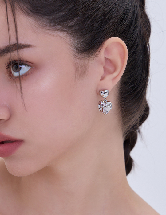 金屬垂墜愛心。銀針耳環