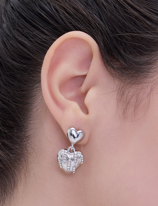 金屬垂墜愛心。銀針耳環