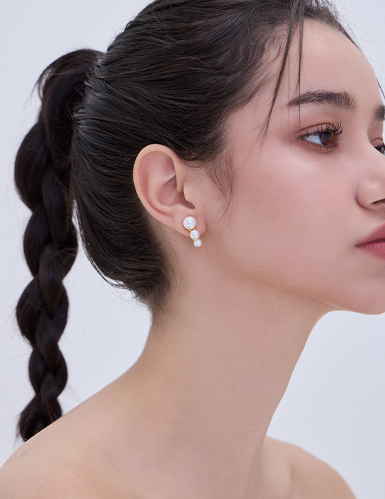 簡約珍珠排列。夾式耳環
