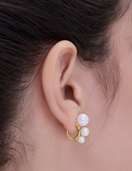 簡約珍珠排列。夾式耳環