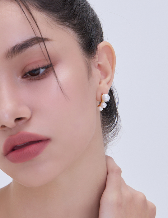 簡約珍珠排列。銀針耳環